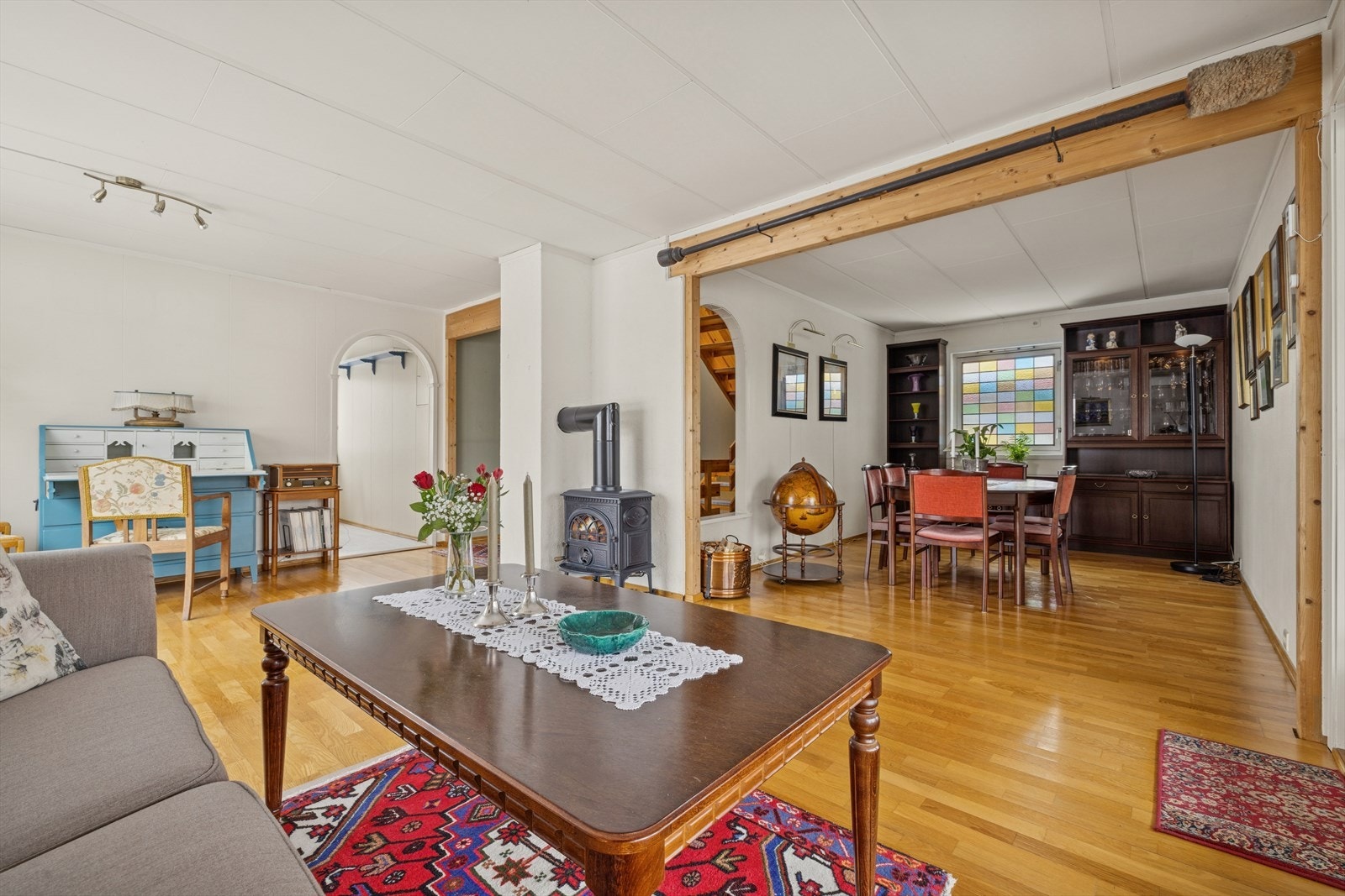 Stuen og spisestuen utgjør et stort, åpent oppholdsrom med vedkamin og luft-til-luft varmepumpe. Galleribilde