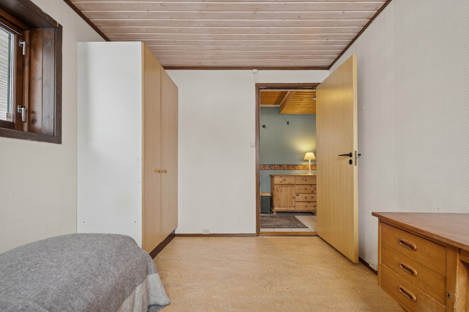 Begge rommene har praktiske garderobeløsninger. Galleribilde