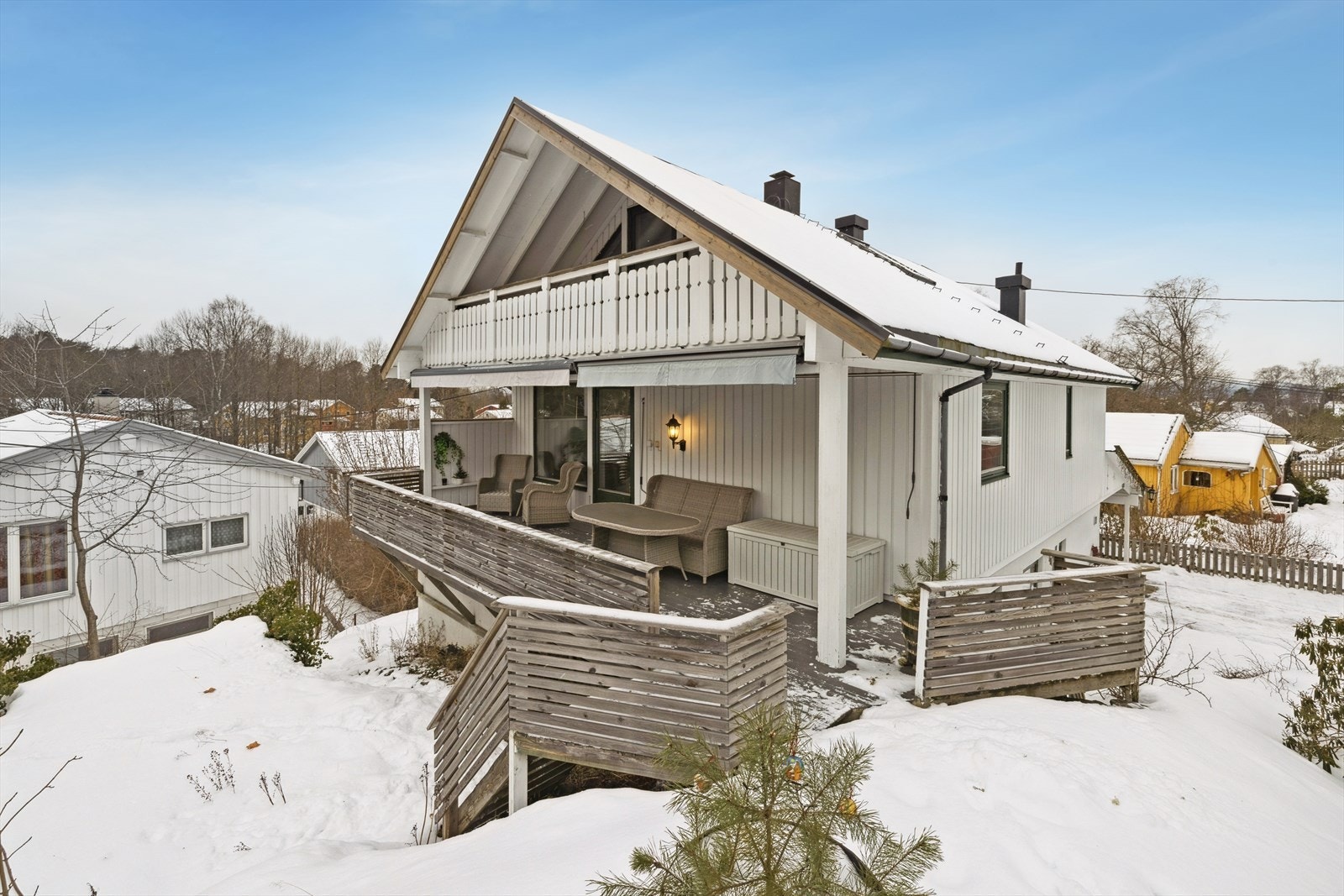 Eneboligen ligger i et attraktivt og rolig nabolag. Her kan du nyte rolige dager i trygge omgivelser, samtidig som du har alt du trenger i nærheten. Galleribilde