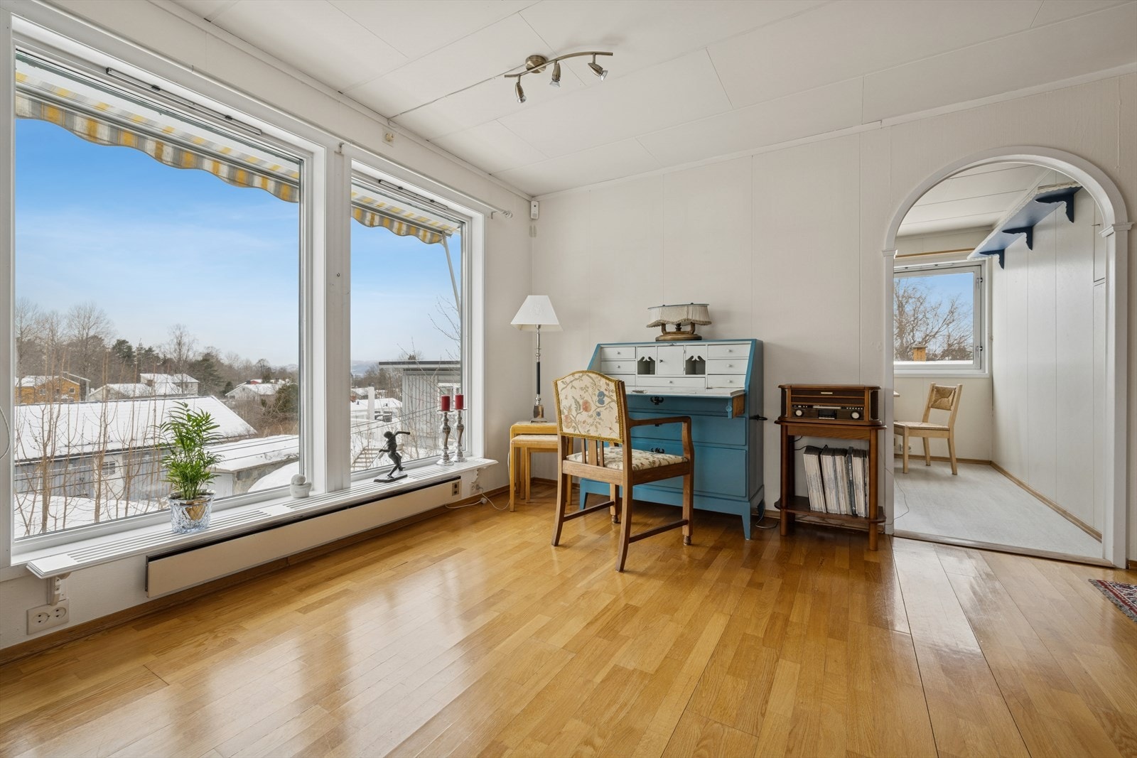 En lys og luftig krok i stuen, ideell for en lesekrok, spisestue eller hjemmekontor. Galleribilde