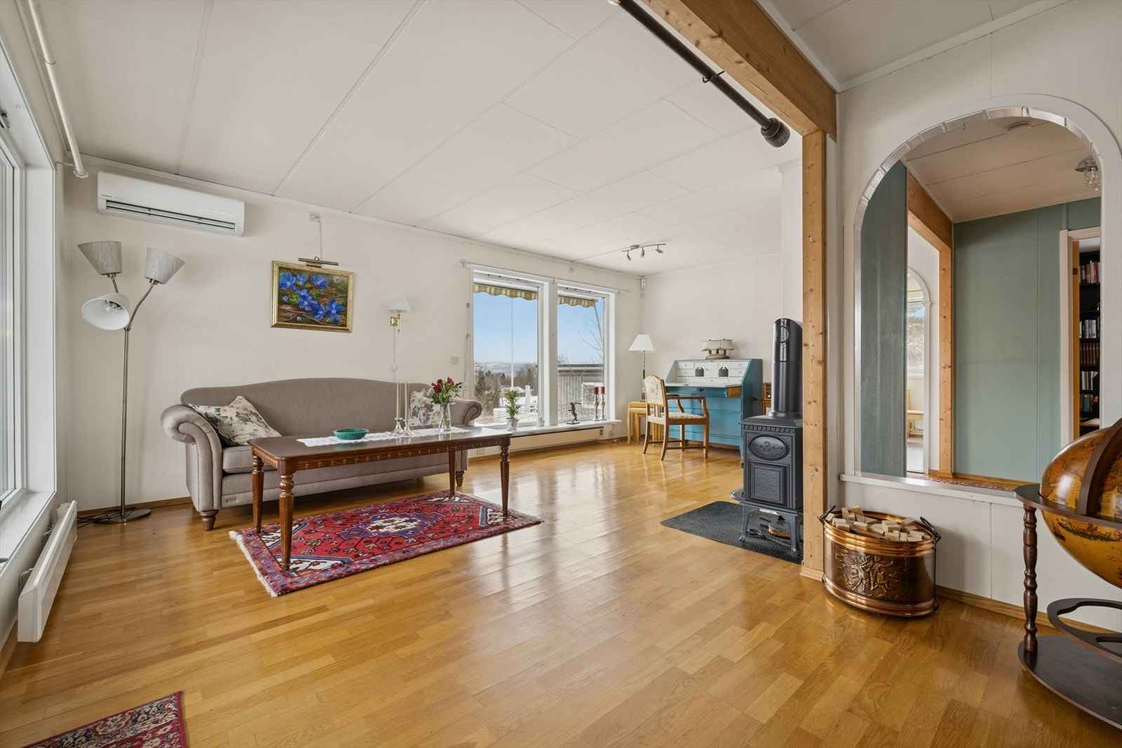 Fra stuen er det direkte utgang til den store, sydvendte terrassen. Galleribilde