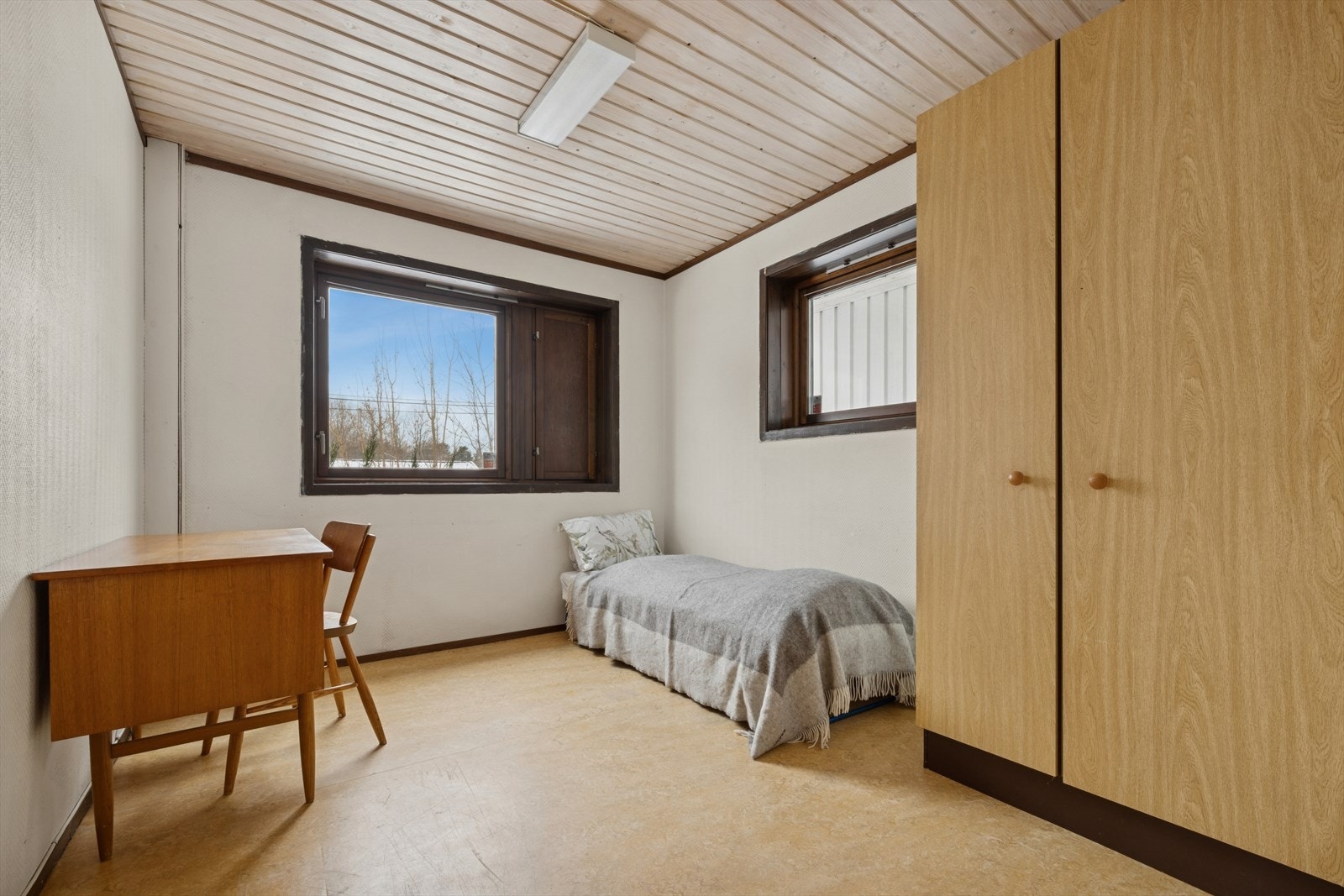 Ett av to soverom i første etasje, begge utstyrt med gulvvarme. Galleribilde