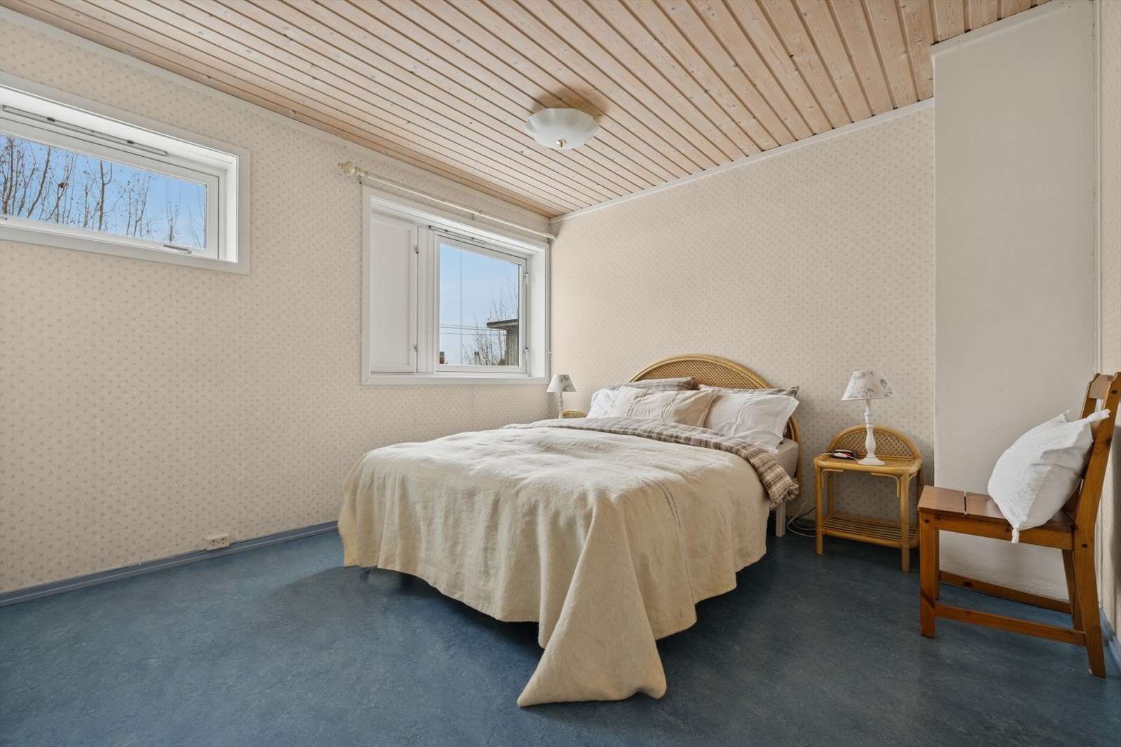 Begge soverommene er romslige og lett møblerbare, med god plass til stor seng med tilhørende møblement. Galleribilde