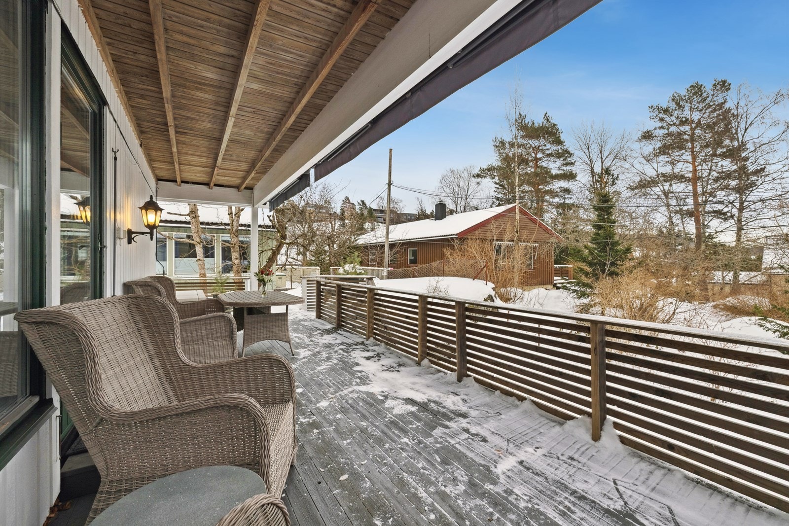 Sydvendt, overbygd terrasse på ca. 24 m². Her er det montert to markiser. Galleribilde