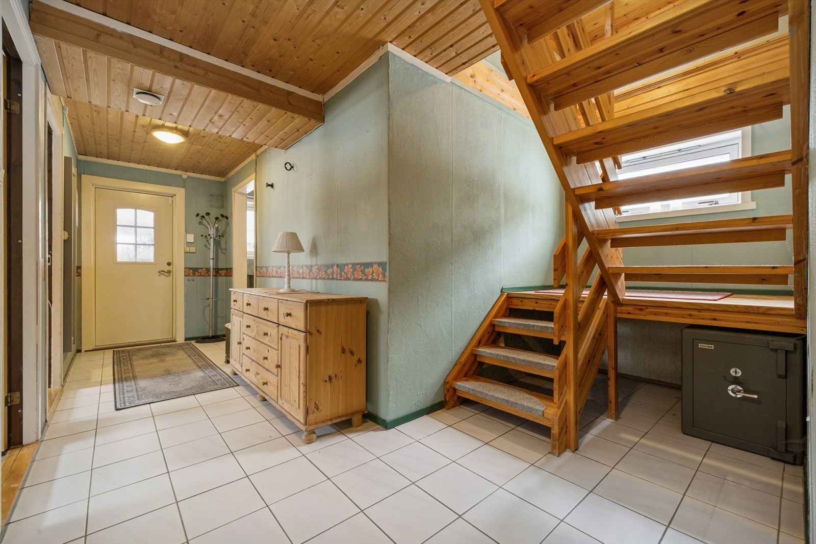 Velkommen inn i en romslig entré med gulvvarme. Galleribilde