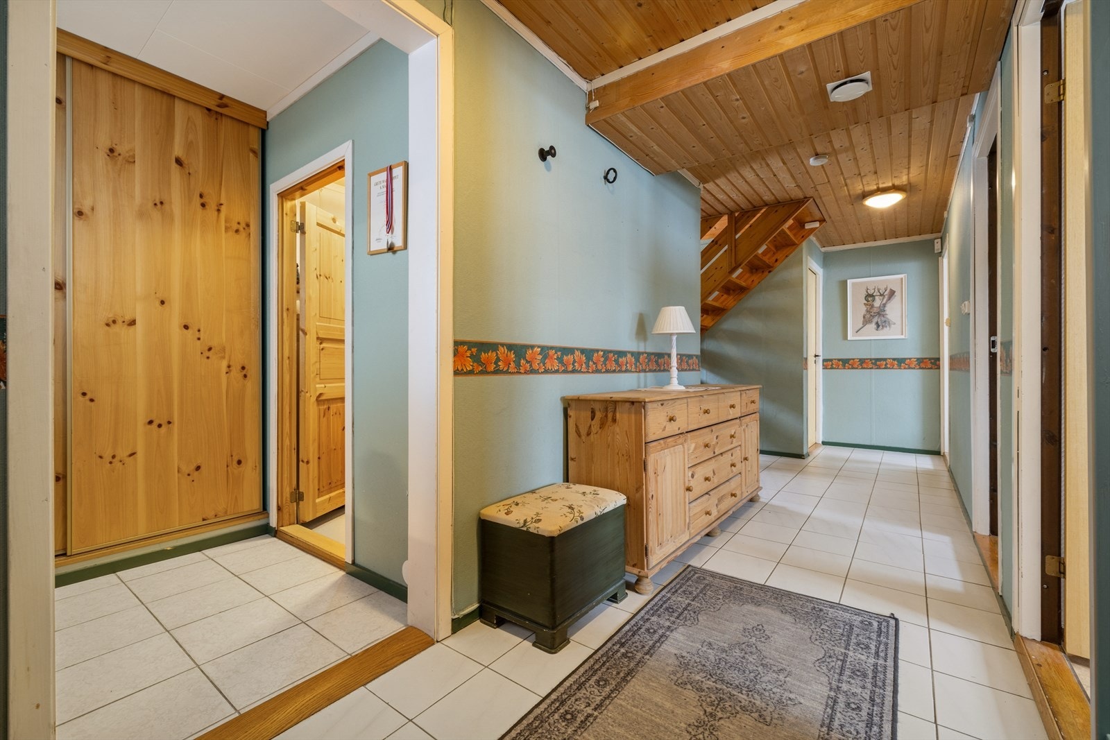 Det er montert en praktisk skyvedørsgarderobe i tilstøtende rom. Galleribilde