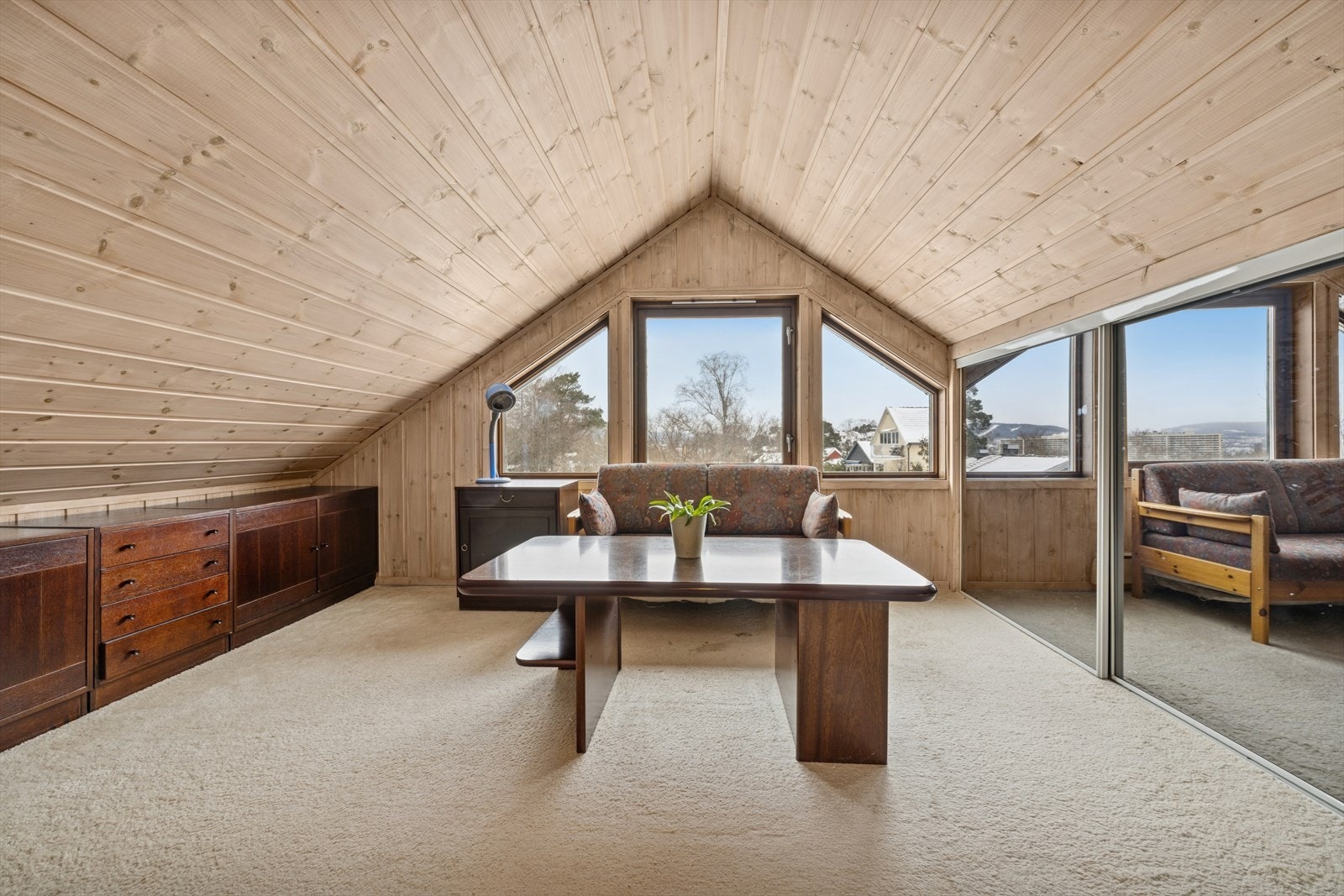 Boligen har gode lagringsmuligheter med skyvedørsgarderober og garderobeskap innvendig, samt to innvendige og to utvendige boder. Galleribilde