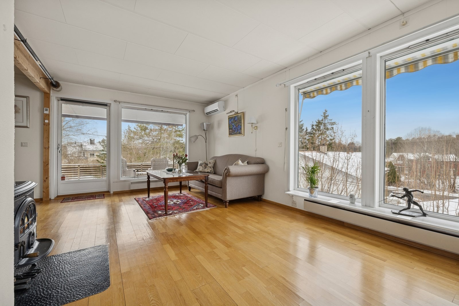 Boligens hovedoppholdsrom består av en romslig stue i åpen løsning mot spisestue. Galleribilde