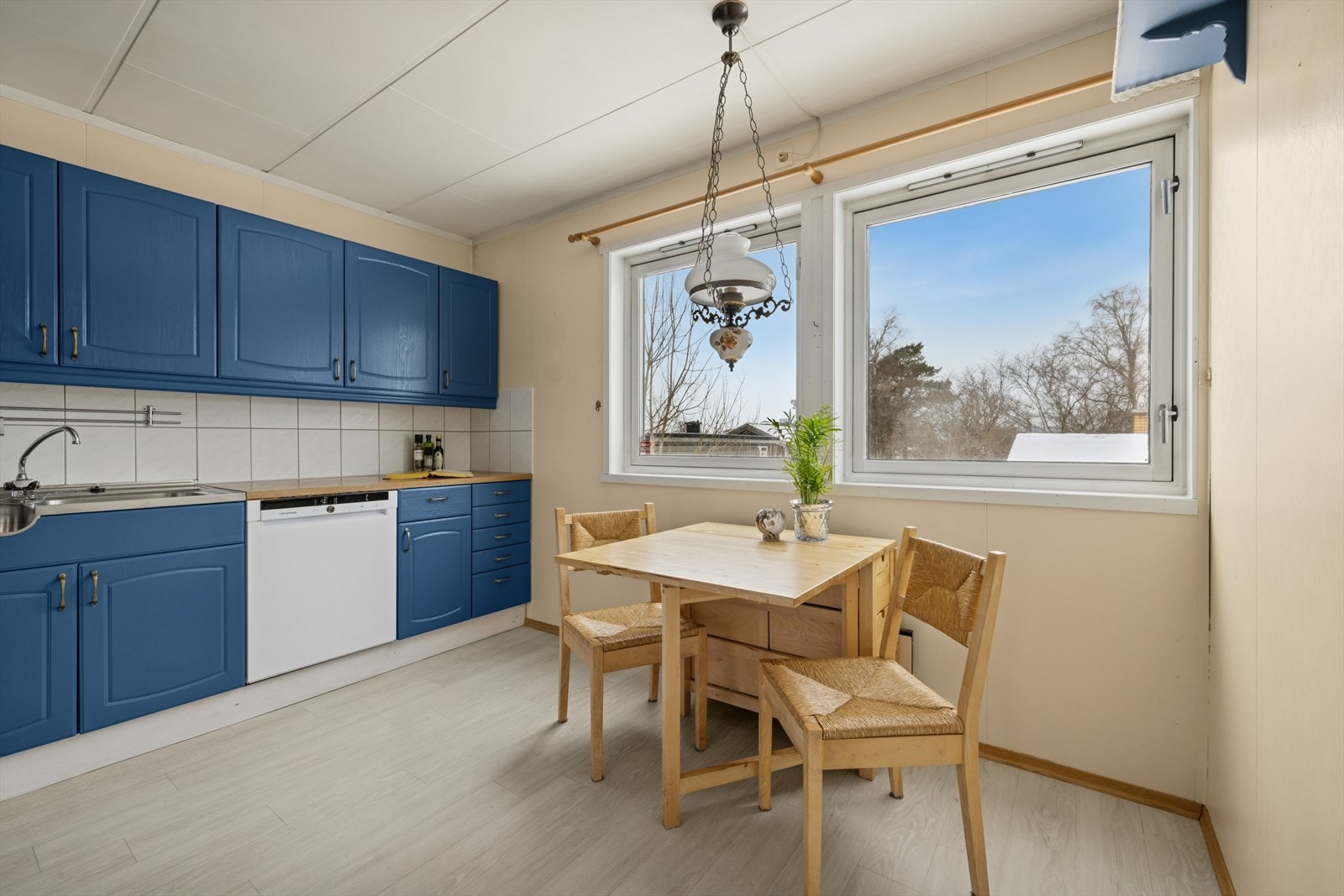 Ved vinduet er det en hyggelig spiseplass for hverdagsmåltidene. Galleribilde