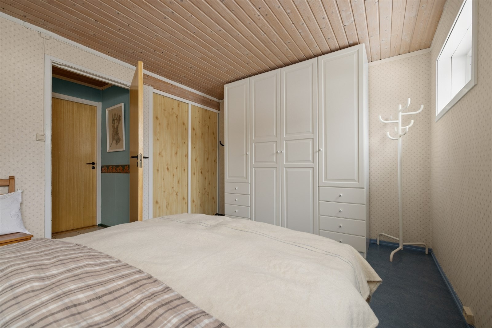 Hovedsoverommet er i tillegg utstyrt med skyvedørsgarderobe. Galleribilde