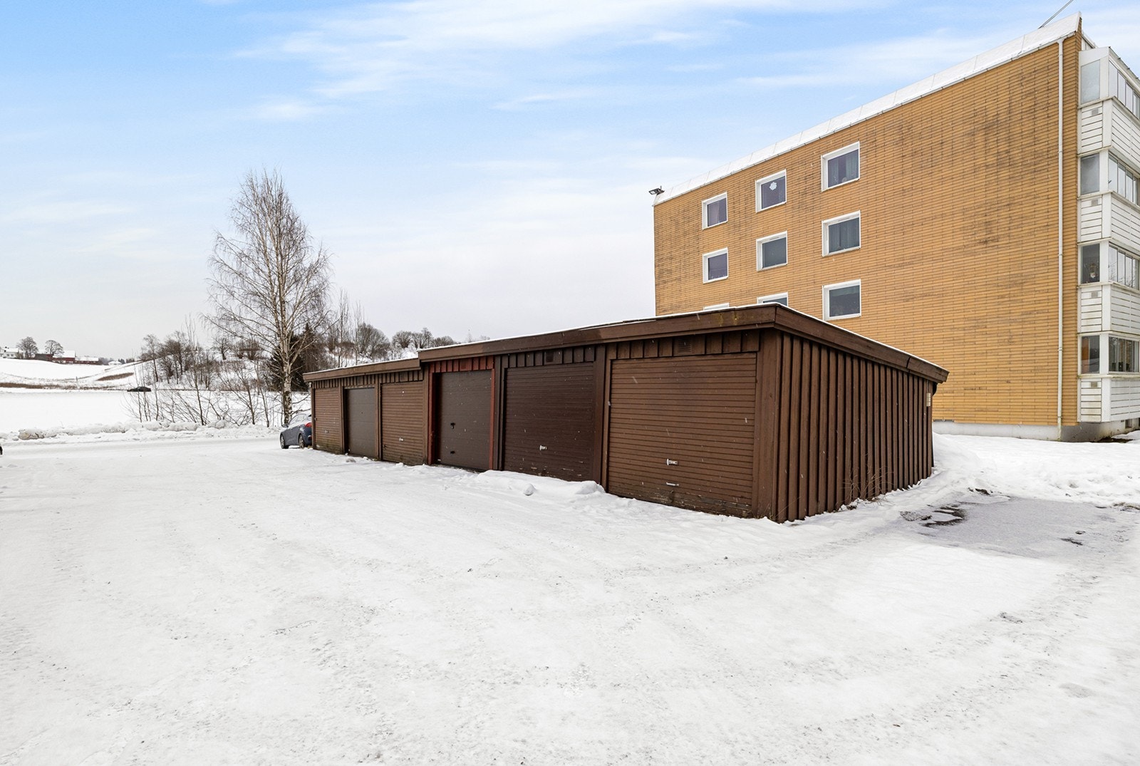 Andelen disponerer en garasjeplass i garasjerekke. I tillegg til garasjeplass, så er det inntil en utvendig p-plass til rådighet. Galleribilde