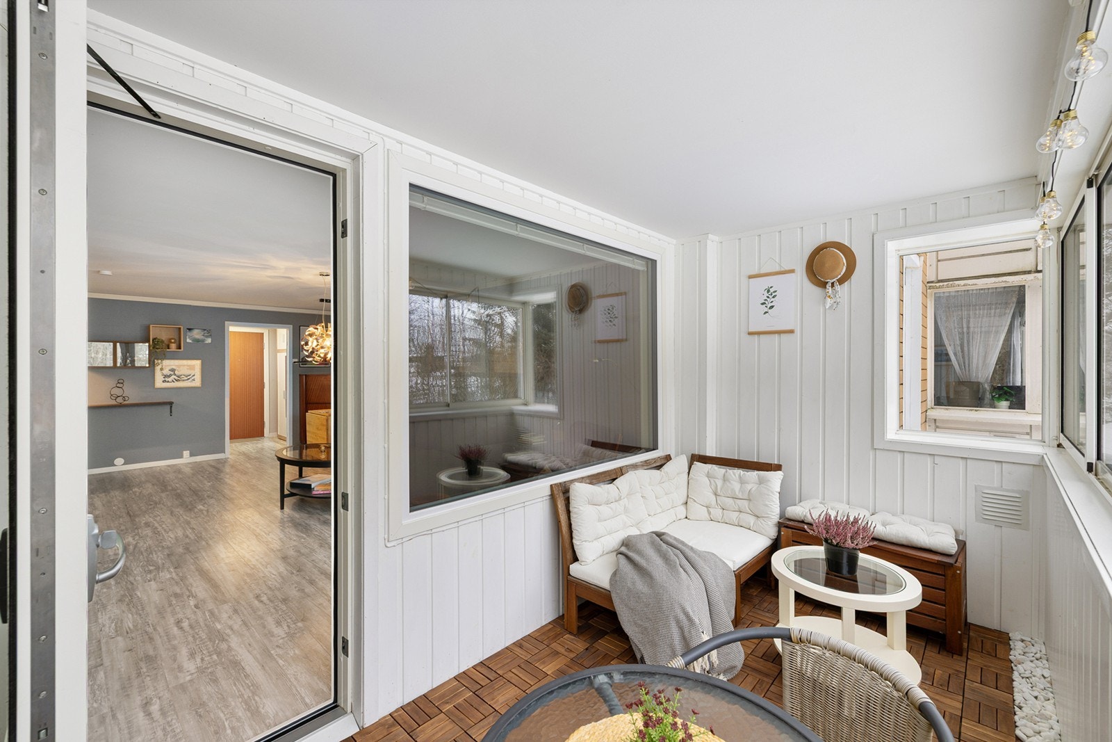 Balkongen kan innredes med sittegruppe og cafébord, og fungerer som et hyggelig uterom som kan benyttes store deler av året. Galleribilde