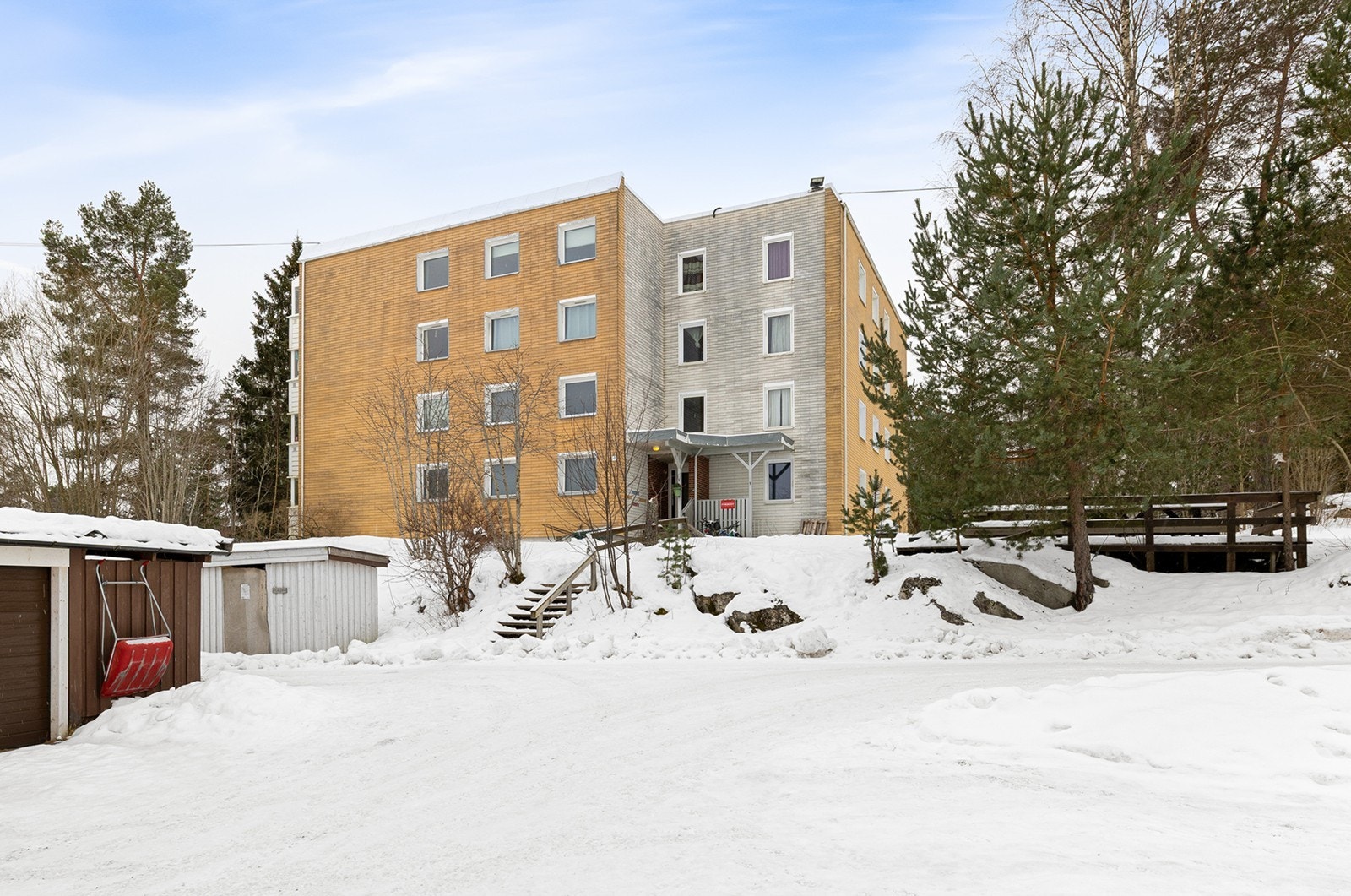 Sentrumsnær beliggenhet i et etablert boligområdet med kort avstand til de fleste servicetilbud. Galleribilde