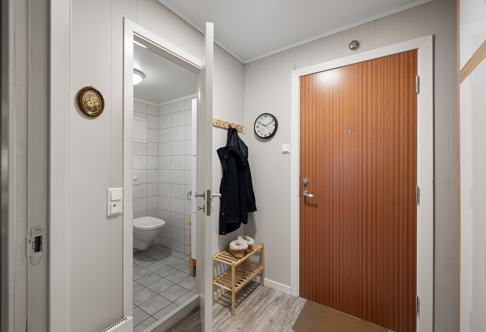 Vel innenfor døren møtes du av en lys og ryddig entré med god plass til yttertøy og sko, samt garderobeskap med god oppbevaringsplass. Galleribilde