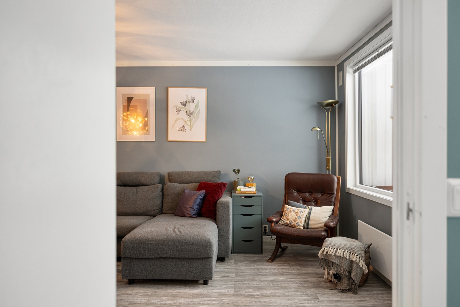 Store vindusflater gir rikelig med naturlig lys, mens moderne fargevalg og gjennomgående gulv gir et helhetlig uttrykk. Galleribilde