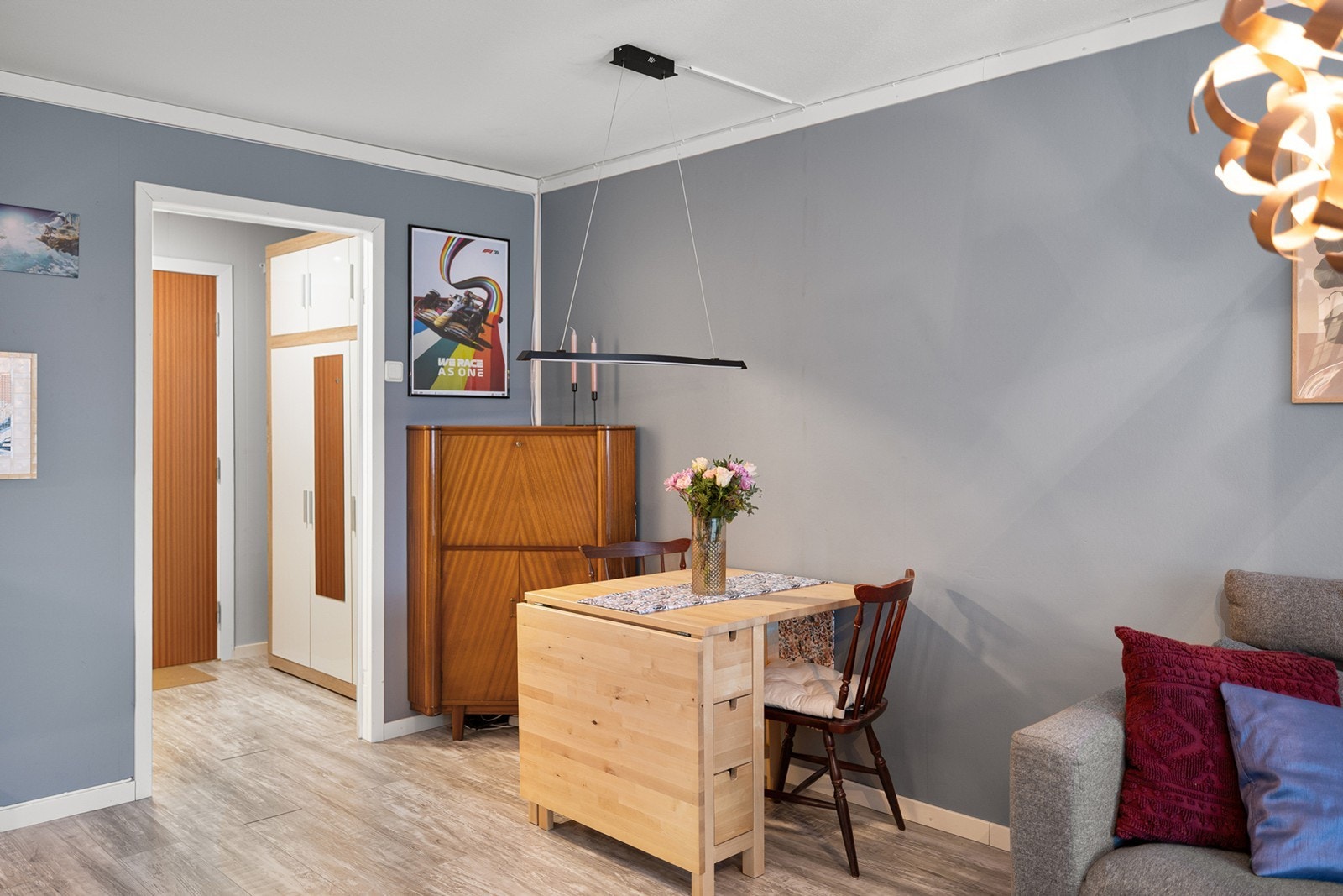 Praktisk og koselig spiseplass i tilknytning til kjøkken og stue. Galleribilde