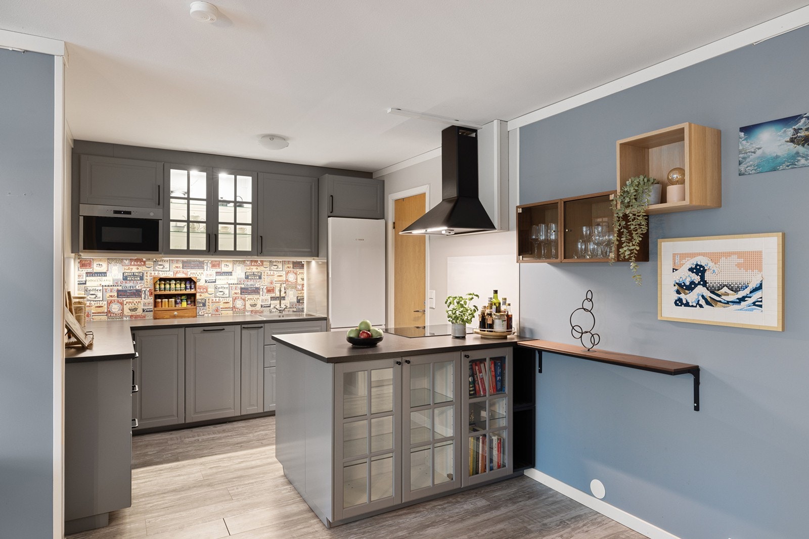 Moderne og funksjonelt kjøkken med praktisk kjøkkenøy som gir ekstra arbeidsplass. Galleribilde