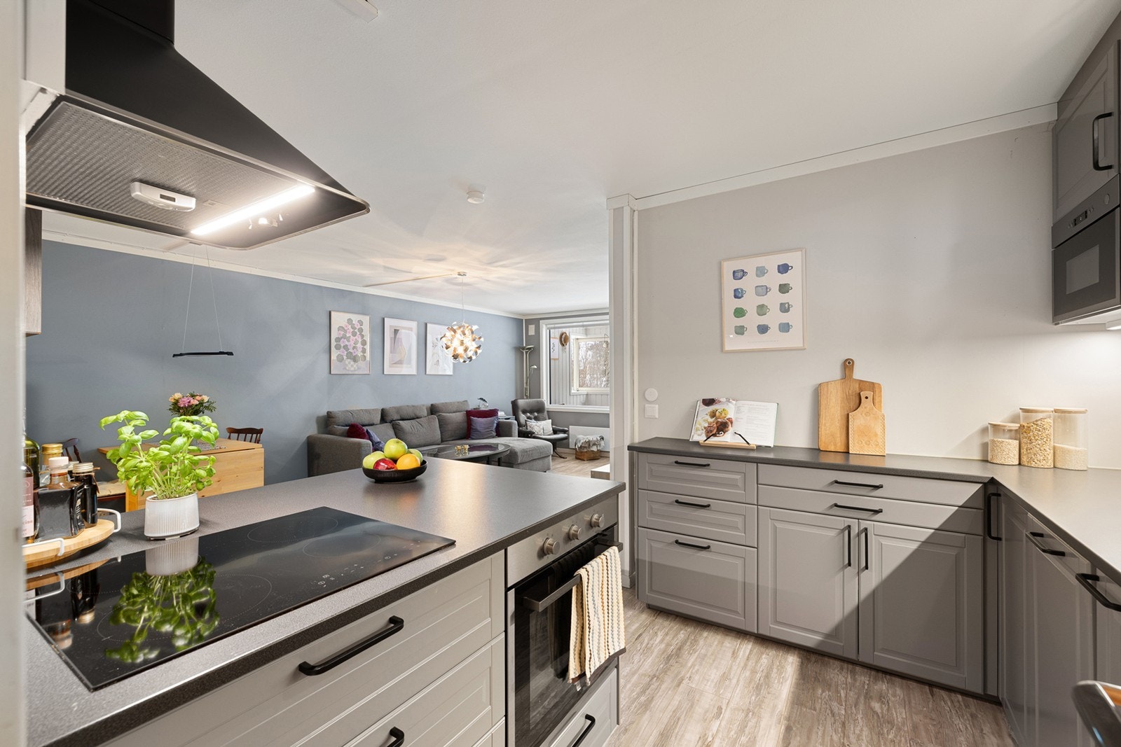 Åpen løsning mot stue gir et sosialt og lyst oppholdsrom, perfekt for både matlaging og hyggelige sammenkomster. Galleribilde