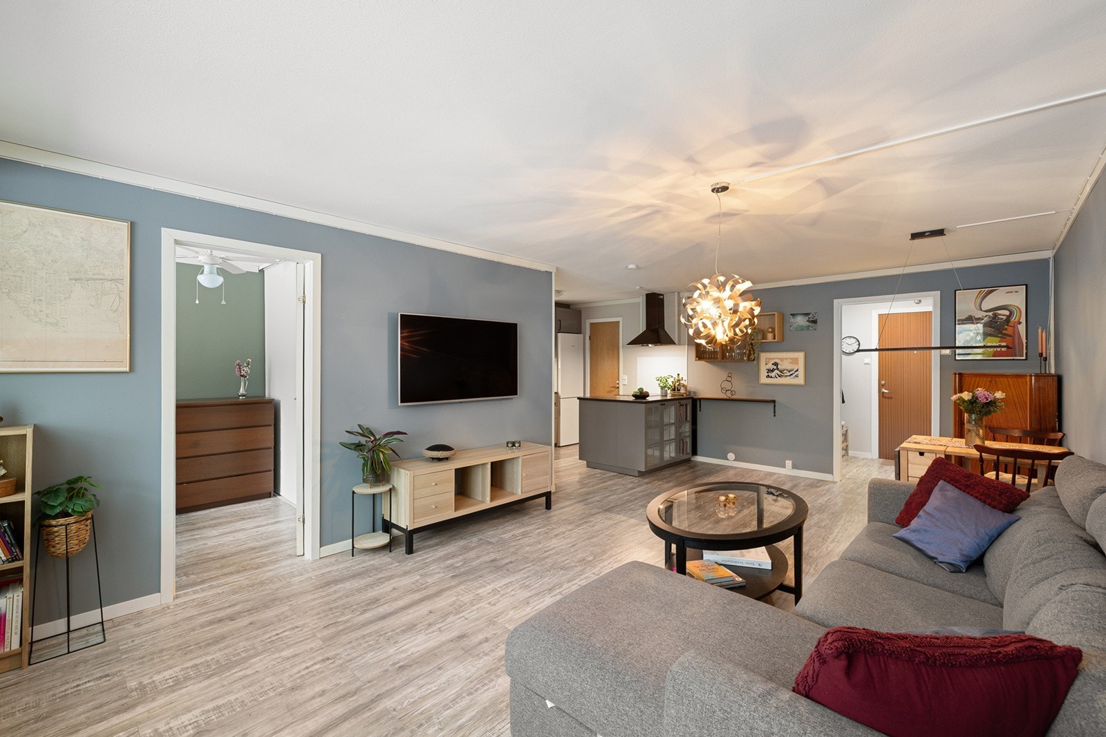 Stuen har god plass til både sofagruppe og spiseplass. Galleribilde