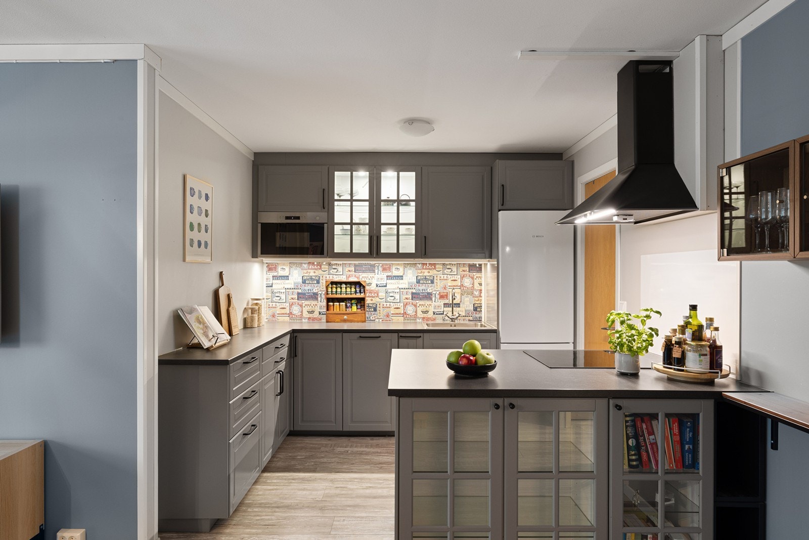 Kjøkkenet har innredning med profilerte fronter og laminat benkeplate. Det er utstyrt med integrert oppvaskmaskin, induksjonstopp, mikroovn og stekeovn. Galleribilde