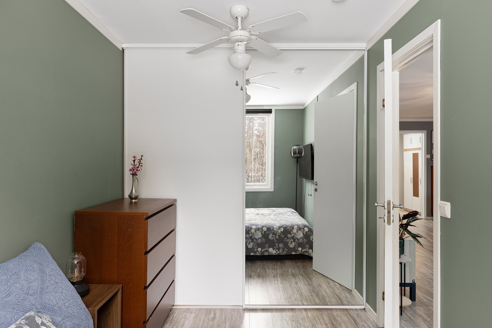 Rommet har plass til dobbeltseng, nattbord og kommode, samt praktisk garderobeløsning med skyvedører og speil. Galleribilde