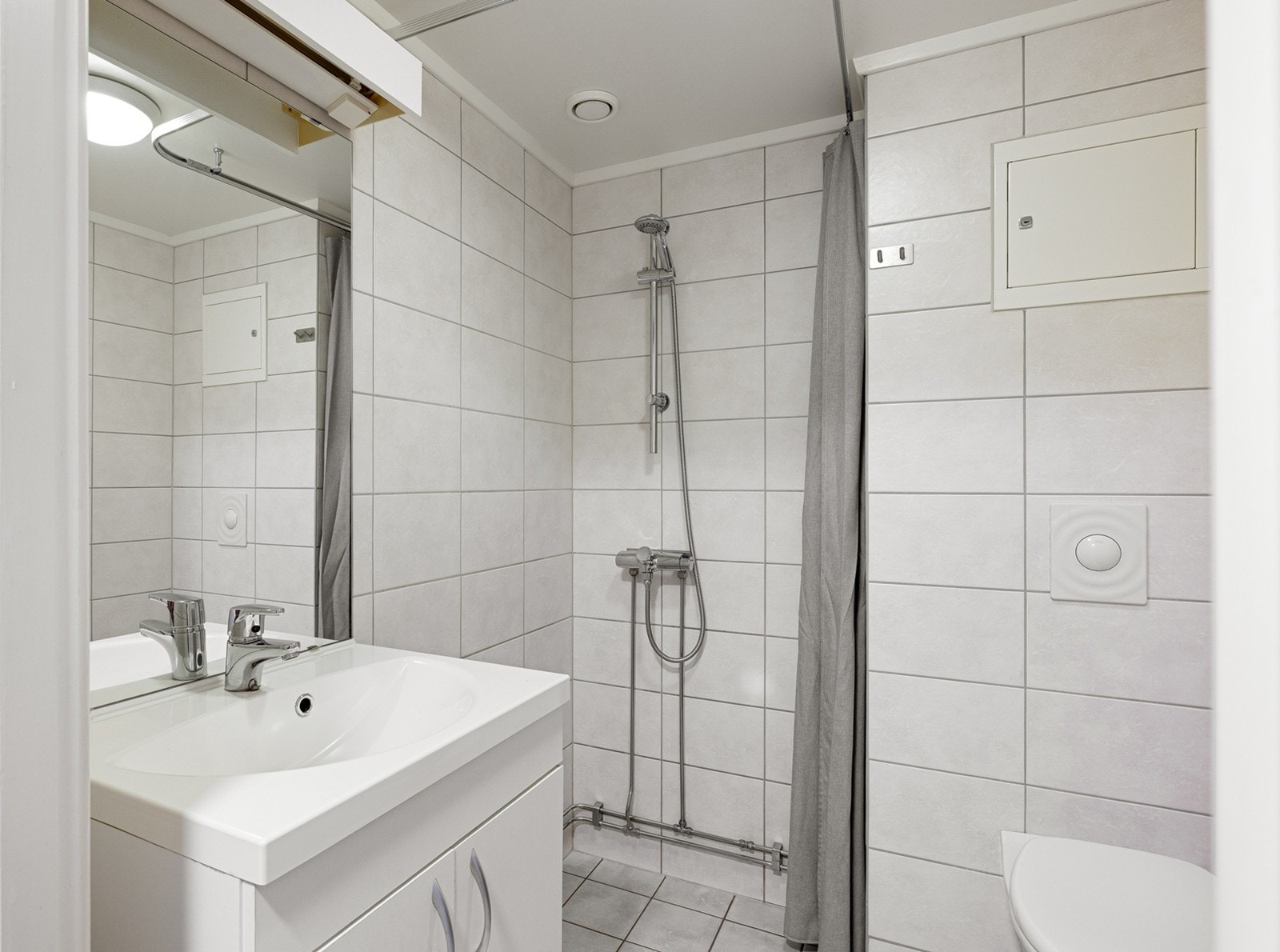 Flislagt bad med varmekabler i gulvet. Galleribilde