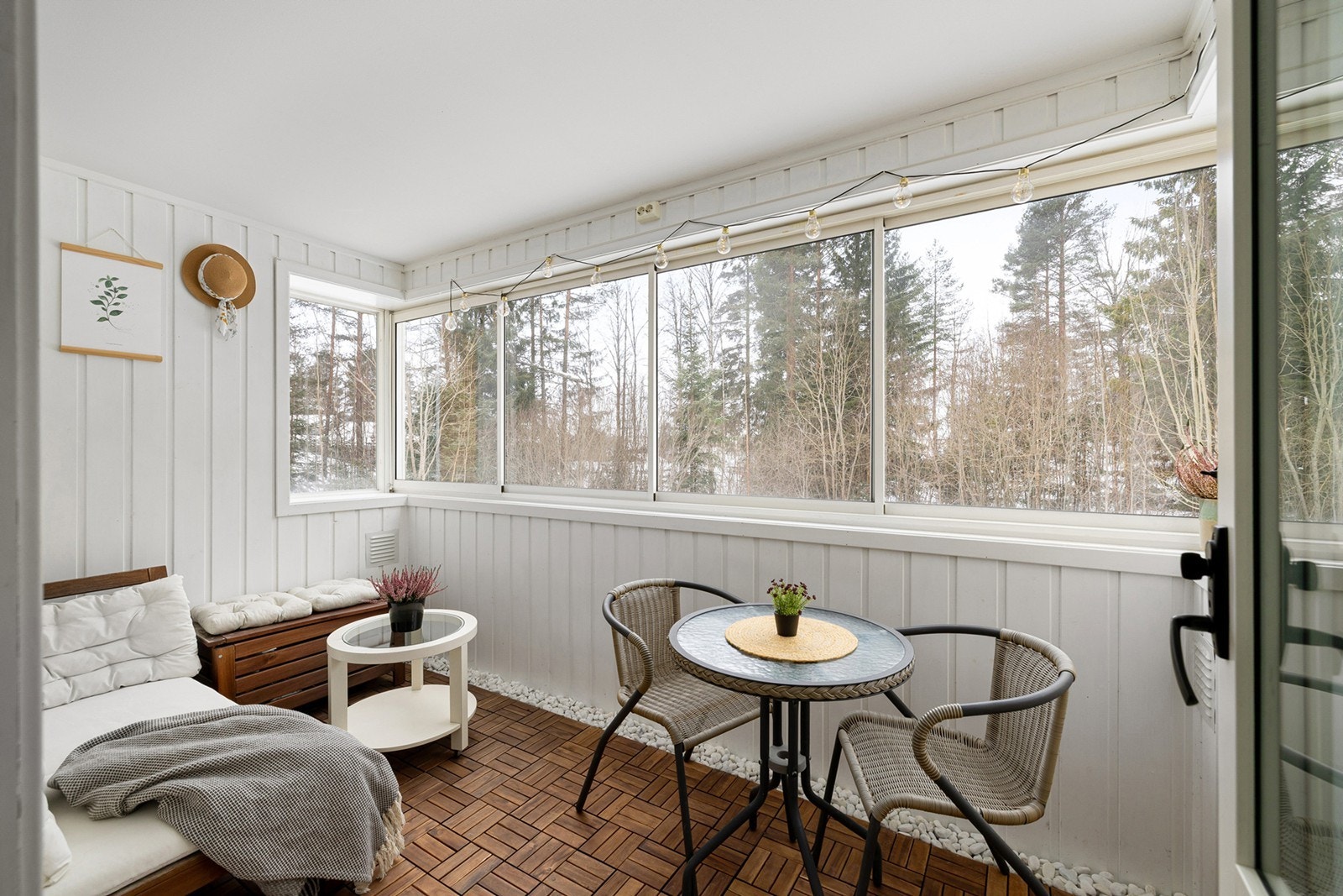 Koselig og lys innglasset balkong på 7 kvm med store vindusflater, som gir fin utsikt og rikelig med dagslys. Galleribilde