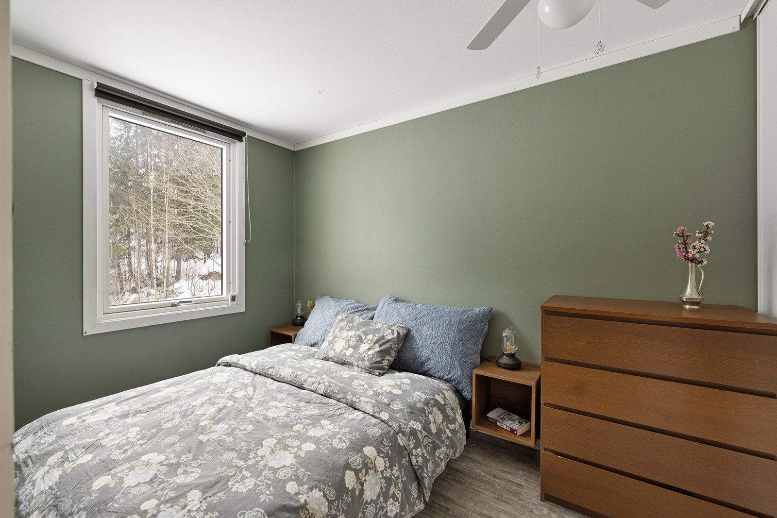 Lyst og trivelig soverom med behagelige fargetoner som skaper en rolig atmosfære. Galleribilde