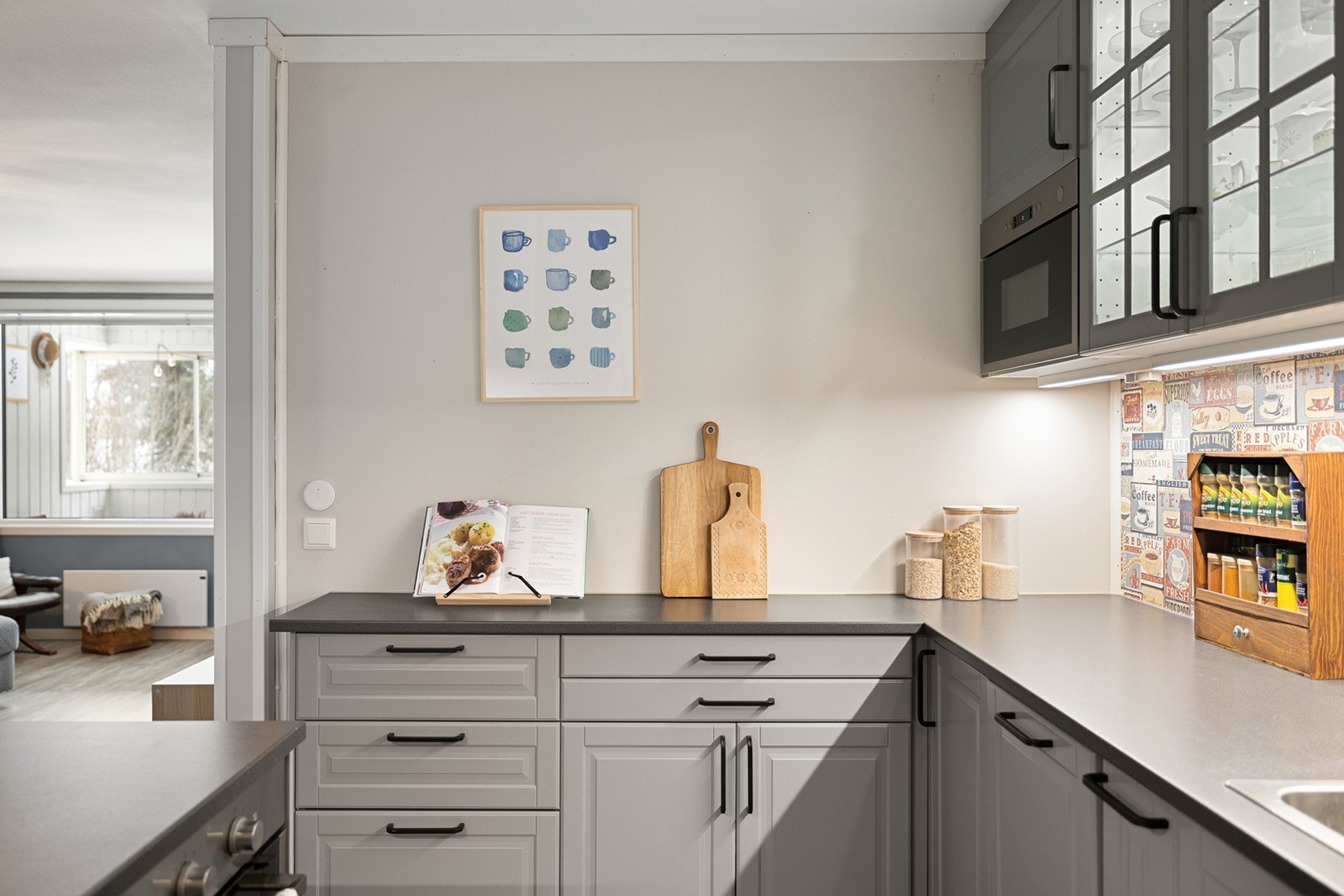 Videre er kjøkkenet sikret med både vannstoppsystem og komfyrvakt, noe som gir økt trygghet i hverdagen. Galleribilde