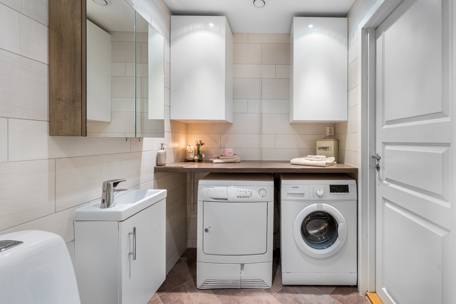 Benkeplate med skapreoler gir praktisk oppbevaring. Galleribilde