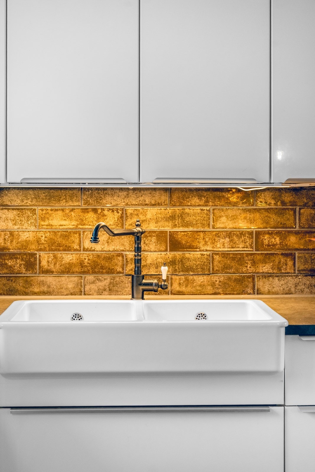 Dobbeltvask på kjøkkenet gir praktisk arbeidsplass. Galleribilde