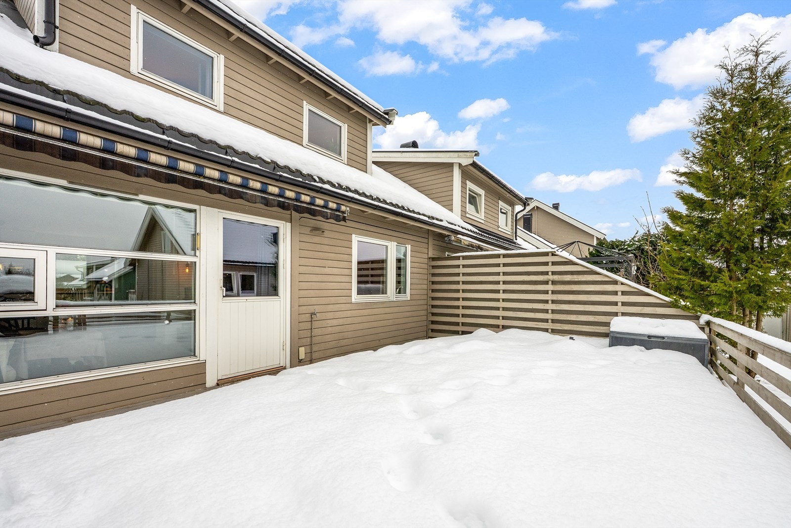 Solrik terrasse på ca. 35,2 m² med direkte utgang fra stuen. Galleribilde