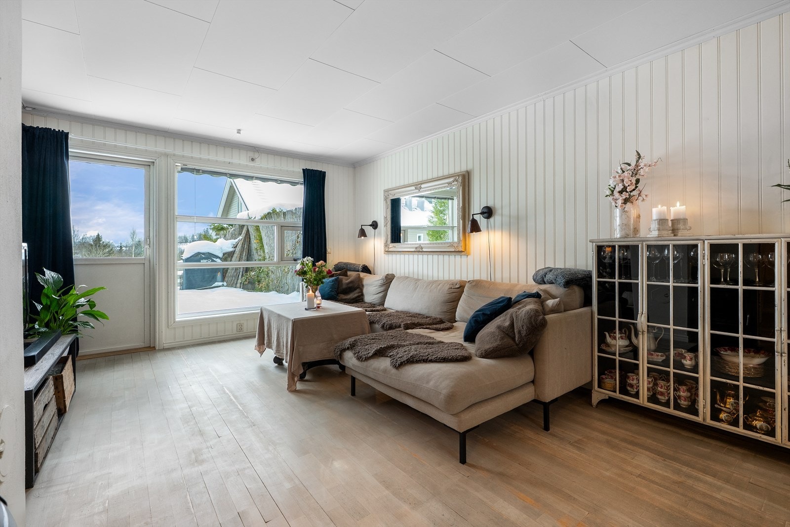 Stue med utgang til terrasse gir enkel tilgang til uteområdet. Galleribilde