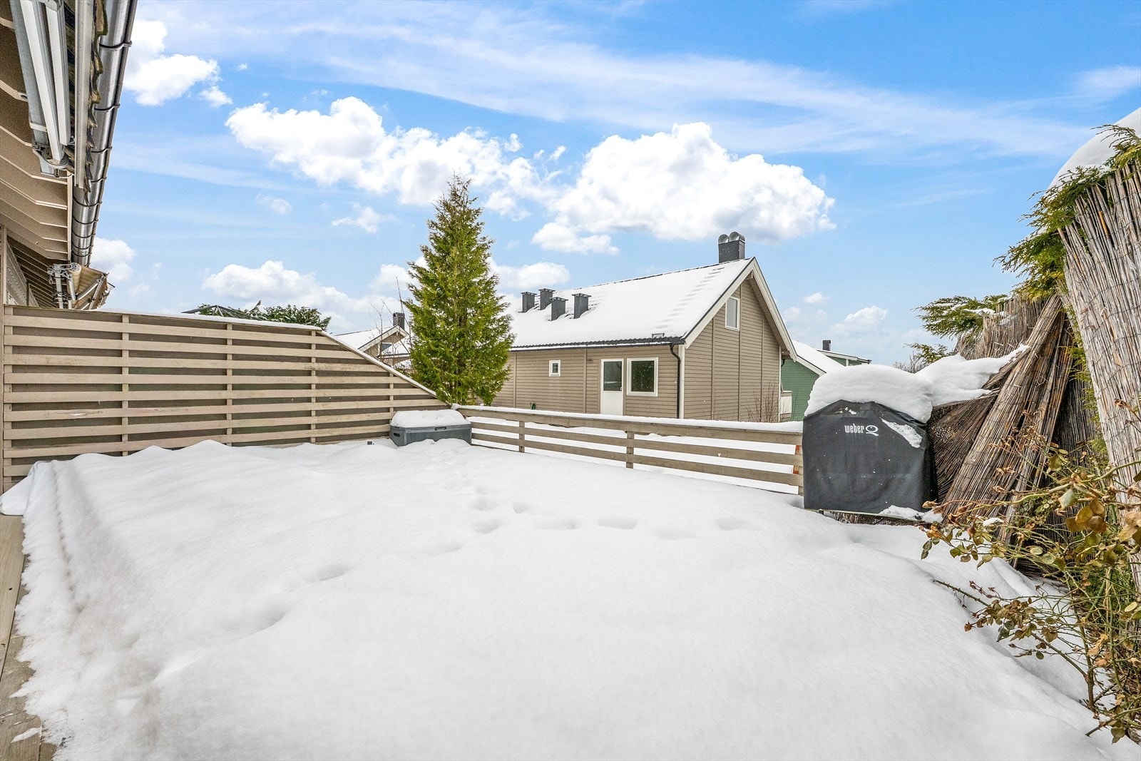 Romslig terrasse med god plass til hagemøblement. Galleribilde