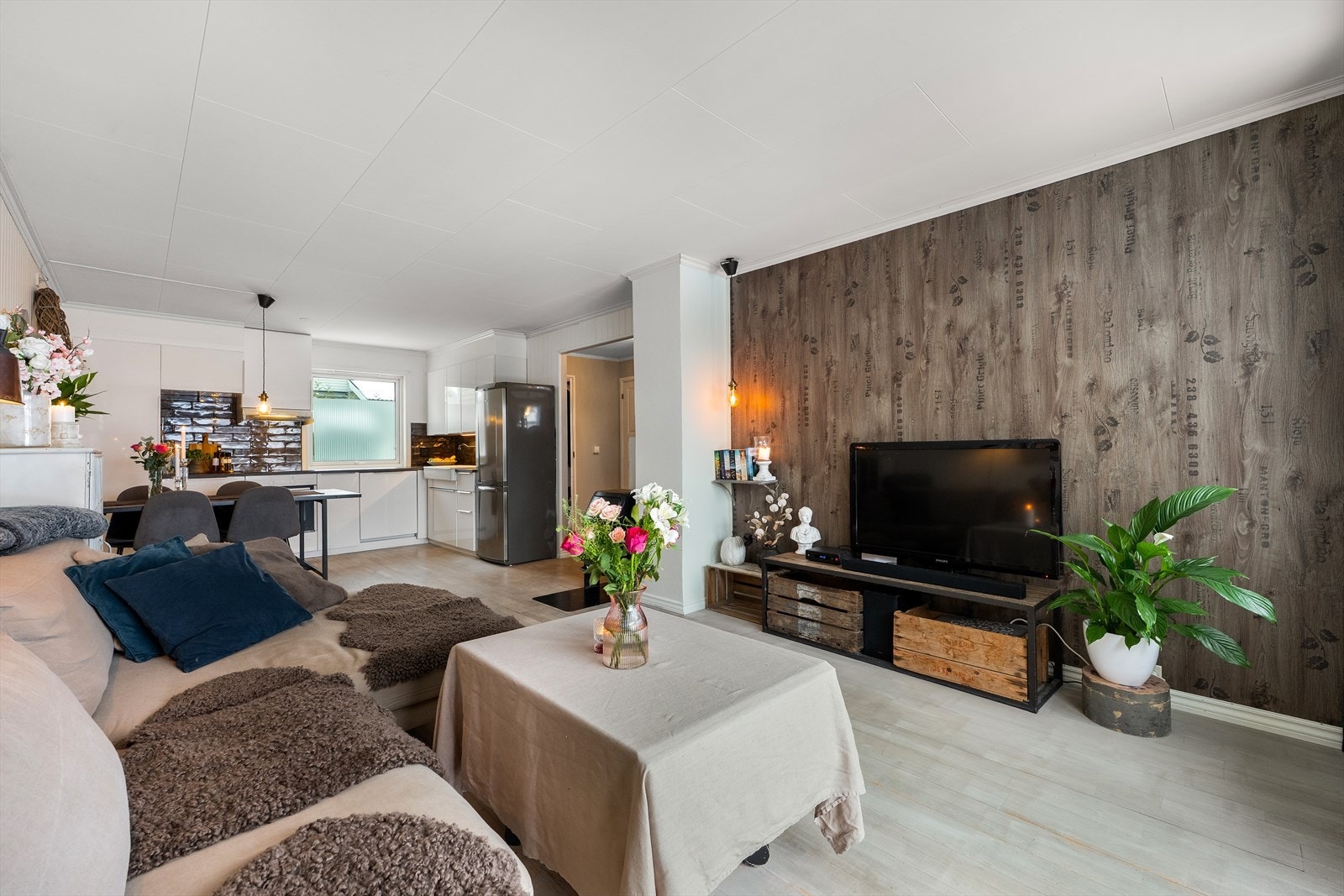 Åpen løsning mellom stue og kjøkken skaper en romslig følelse. Galleribilde