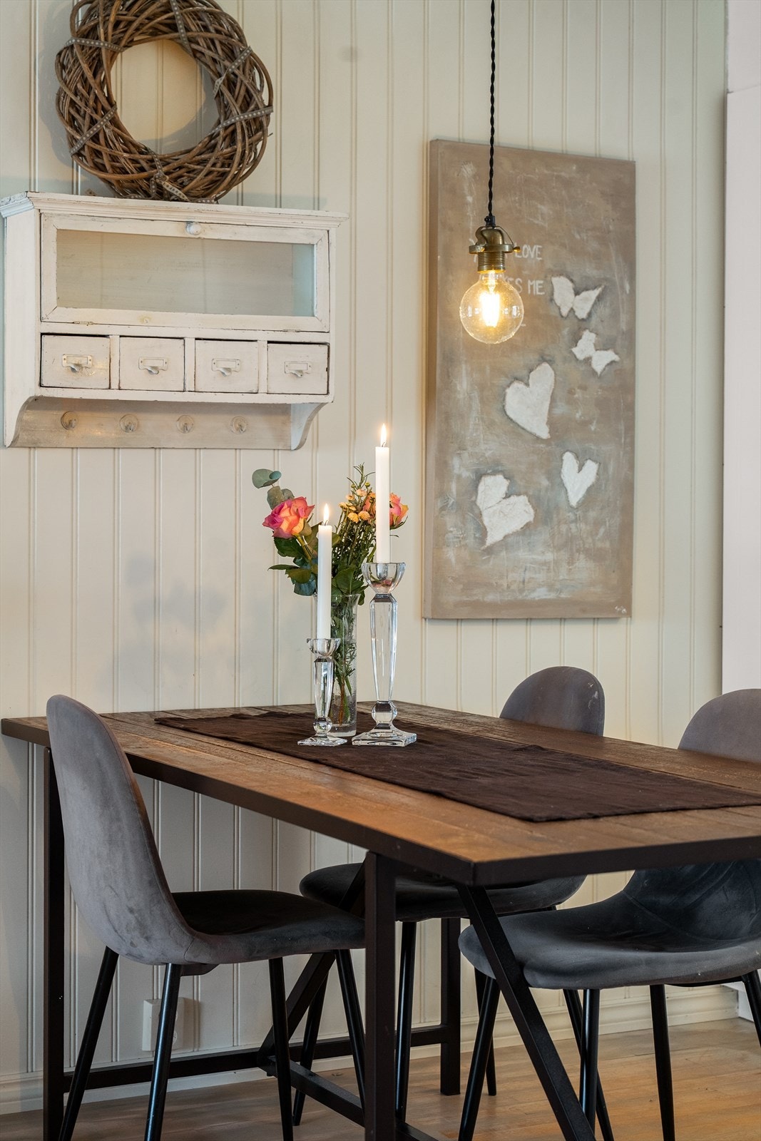 Spiseplass i tilknytning til kjøkkenet gir praktisk serveringsmuligheter. Galleribilde