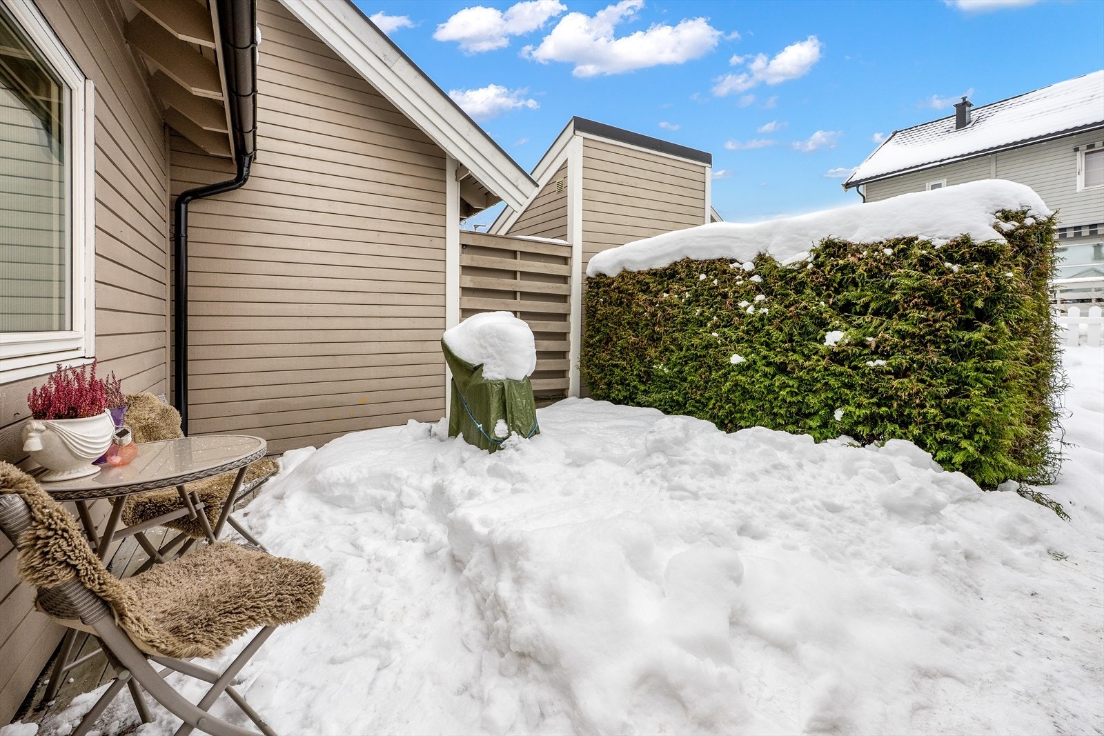 Terrasse ved inngangspartiet gir et hyggelig inngangsparti med plass til sittegruppe. Galleribilde