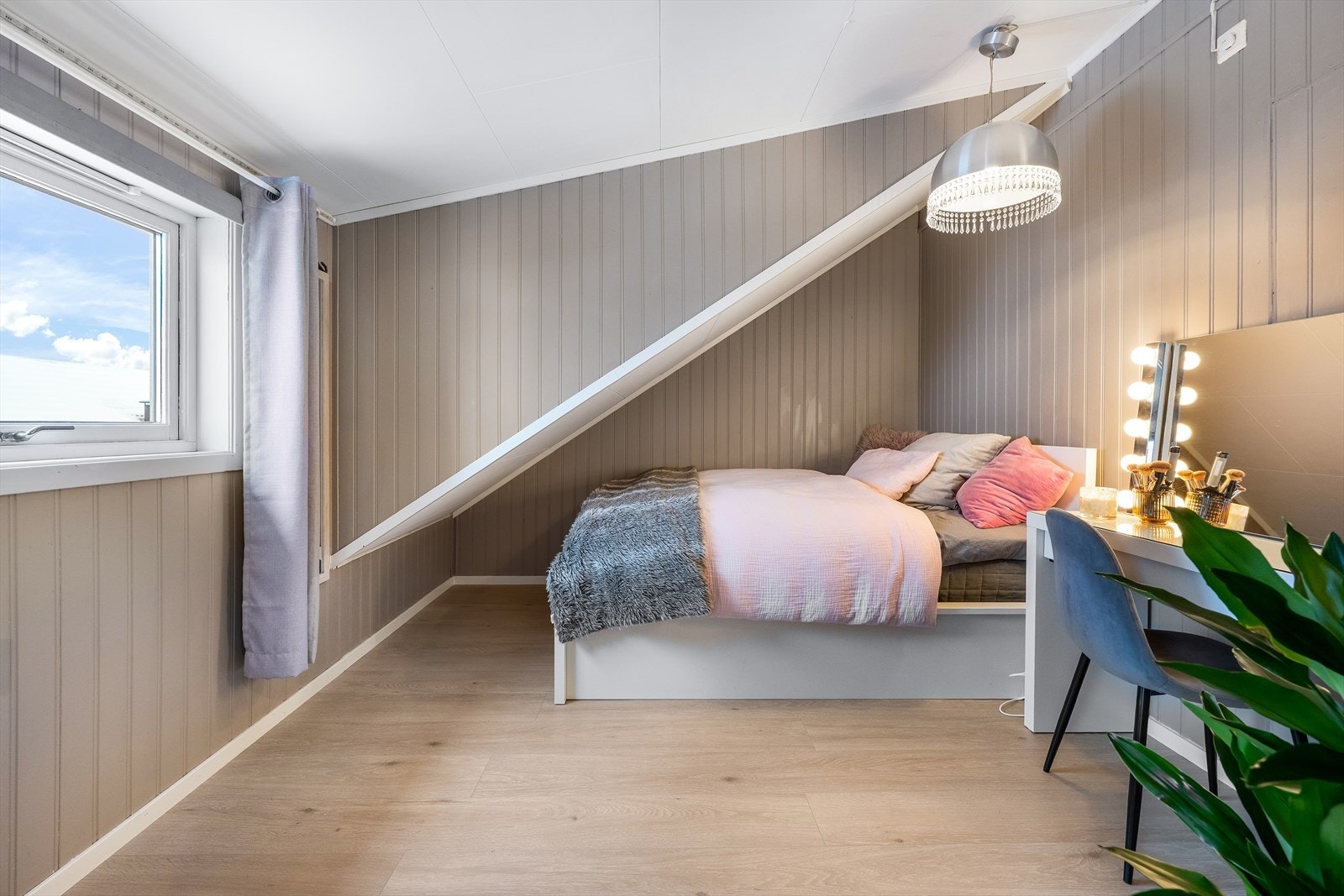 Det er god plass til seng og annet møblement. Galleribilde