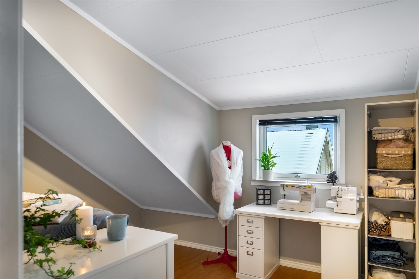 Et innbydende rom med flotte lysforhold og fleksible bruksmuligheter. Rommet fungerer utmerket som soverom, et hyggelig barnerom eller et komfortabelt gjesterom - alt etter hva du ønsker. Galleribilde