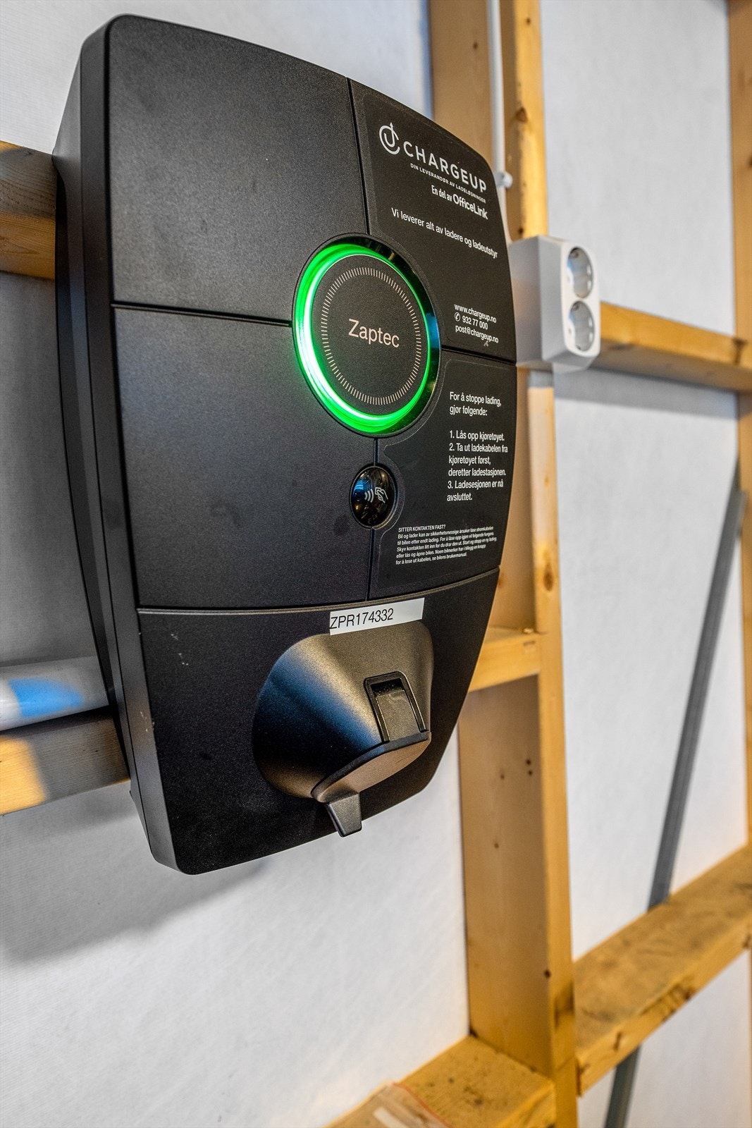 Lader til elbil er montert og følger med i salget. Galleribilde