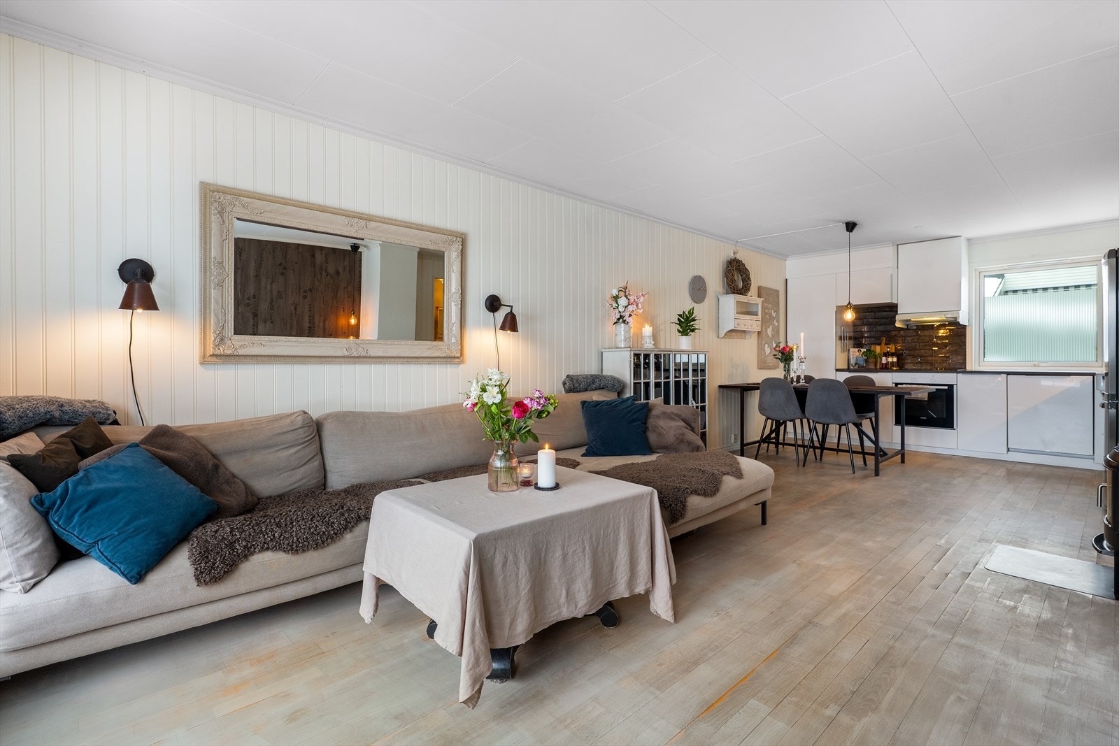 I stuen er det god plass til sofagruppe og spisestue. Galleribilde
