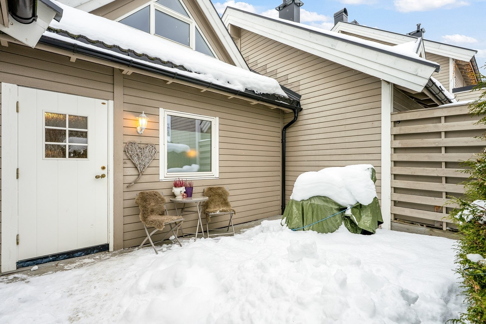 Inngangspartiet har en fin terrasse på ca. 25m² Galleribilde