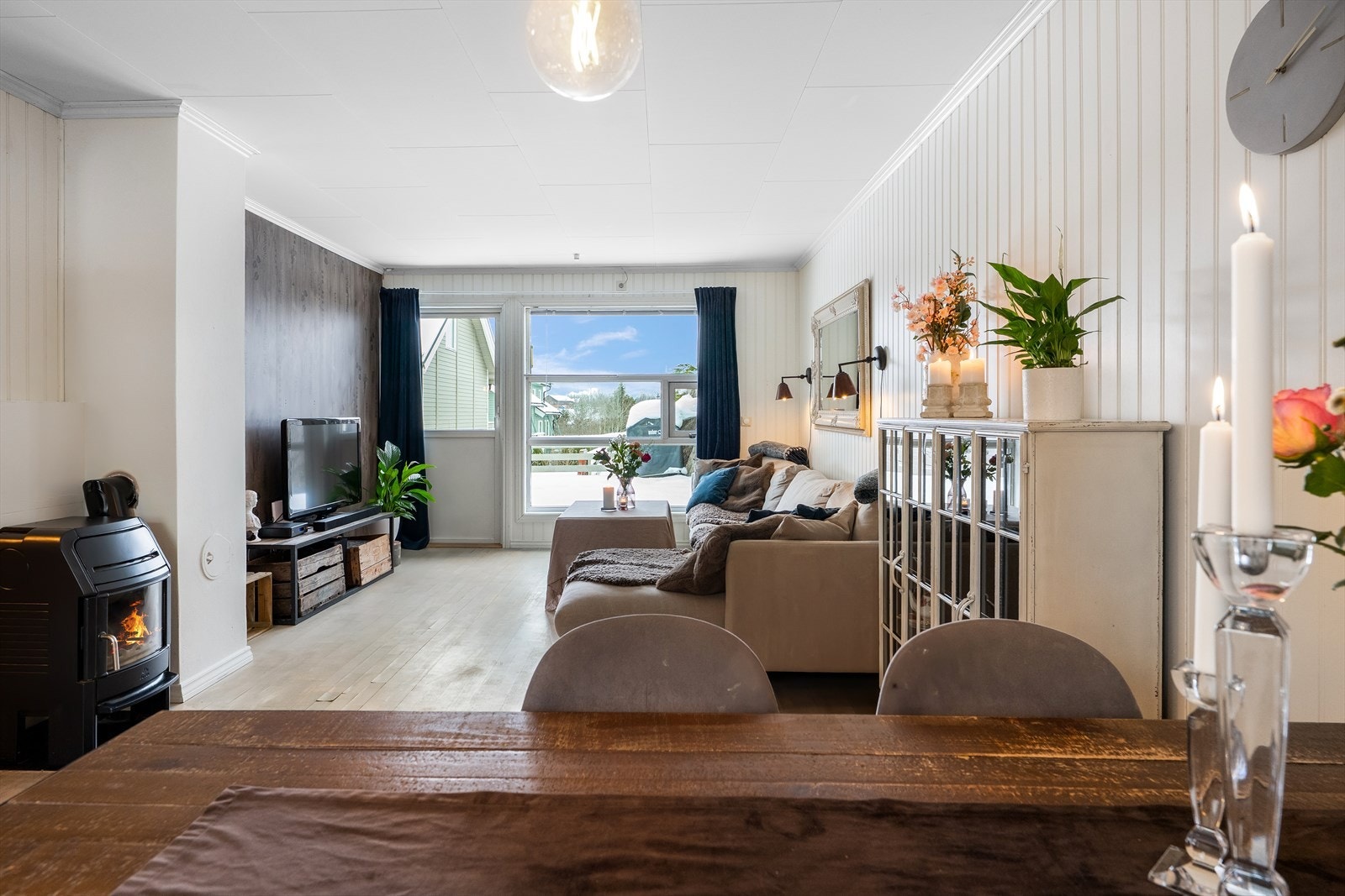 Vedovn i stuen bidrar til en jevn oppvarming. Galleribilde