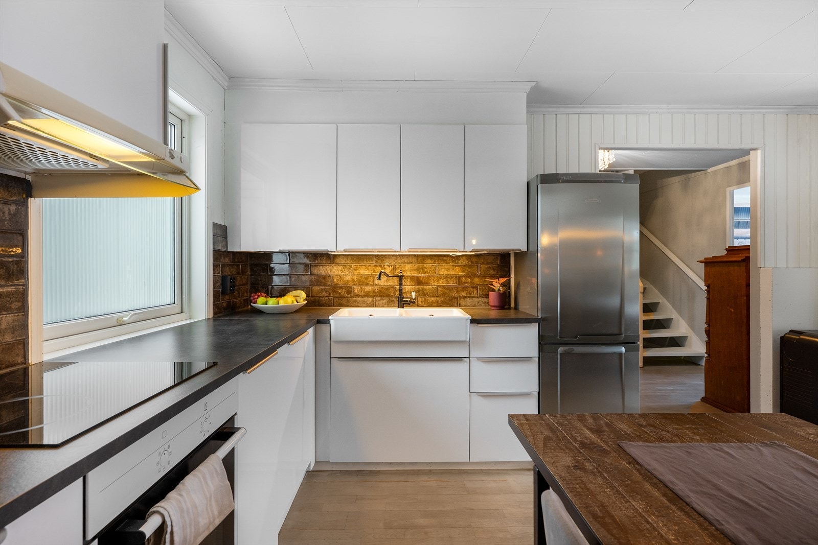 Arbeidsområdet på kjøkkenet er godt utnyttet med funksjonelle skap. Galleribilde