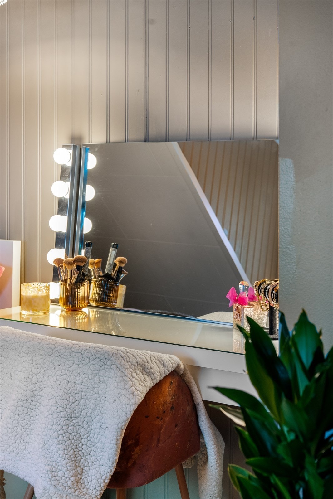 Vegger med panel gir en klassisk stil til rommet. Galleribilde