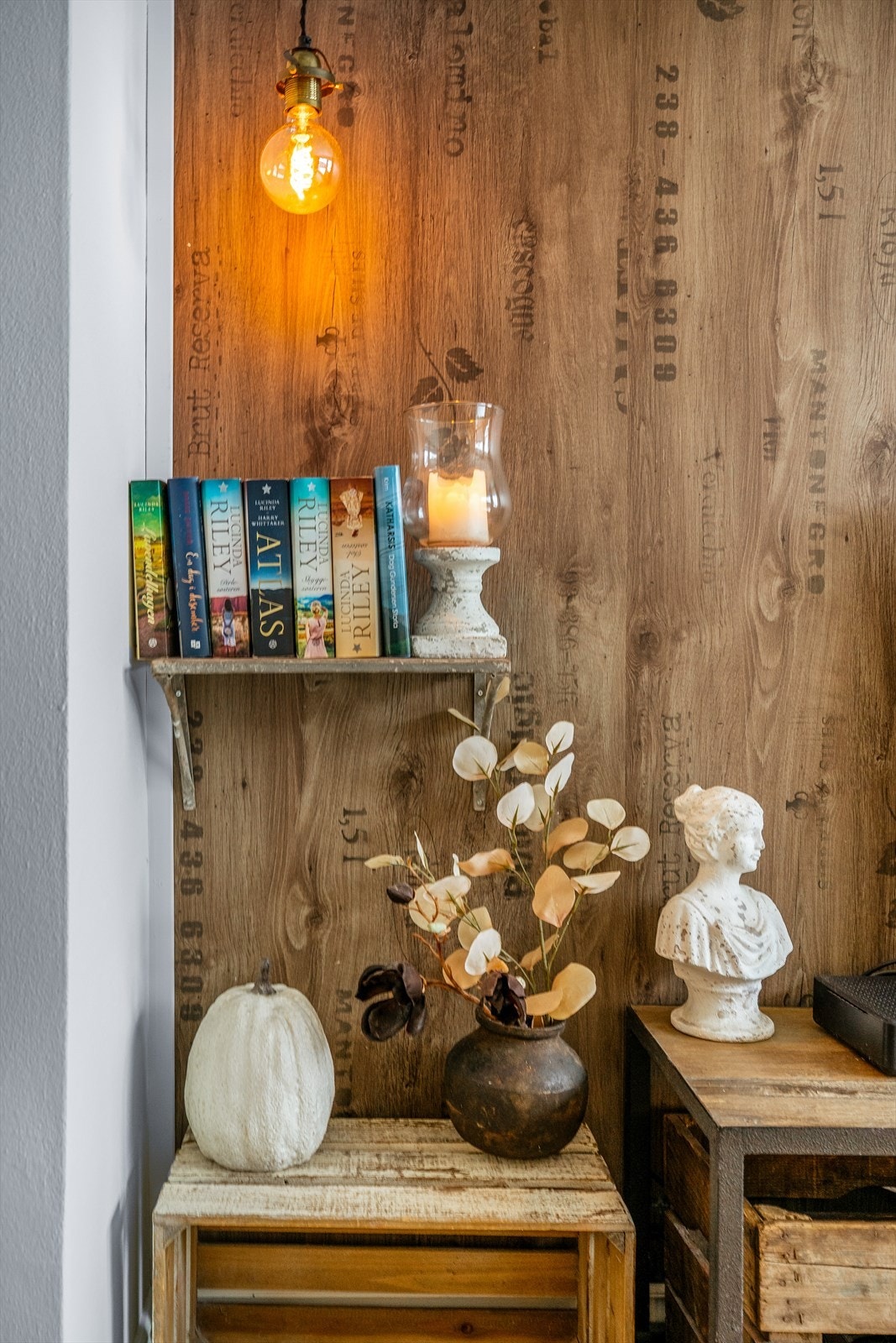 Dekorative elementer gir stuen et personlig preg. Galleribilde