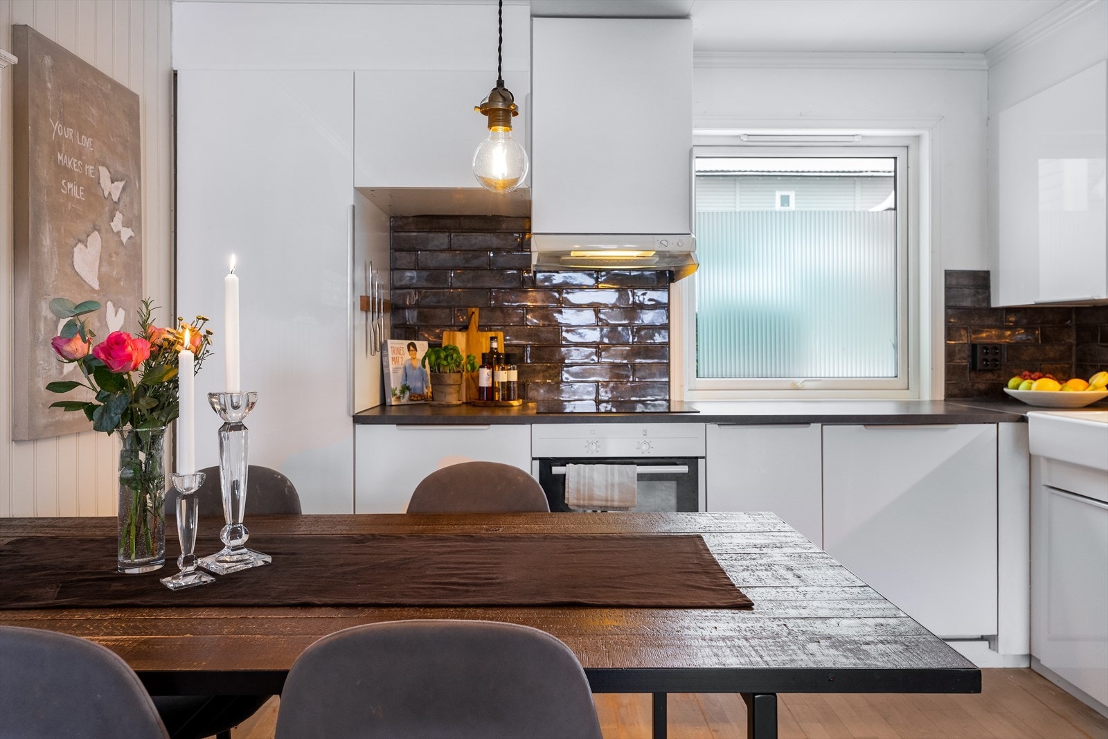 Fliser over benkeplaten gir en stilren finish på kjøkkenet. Galleribilde