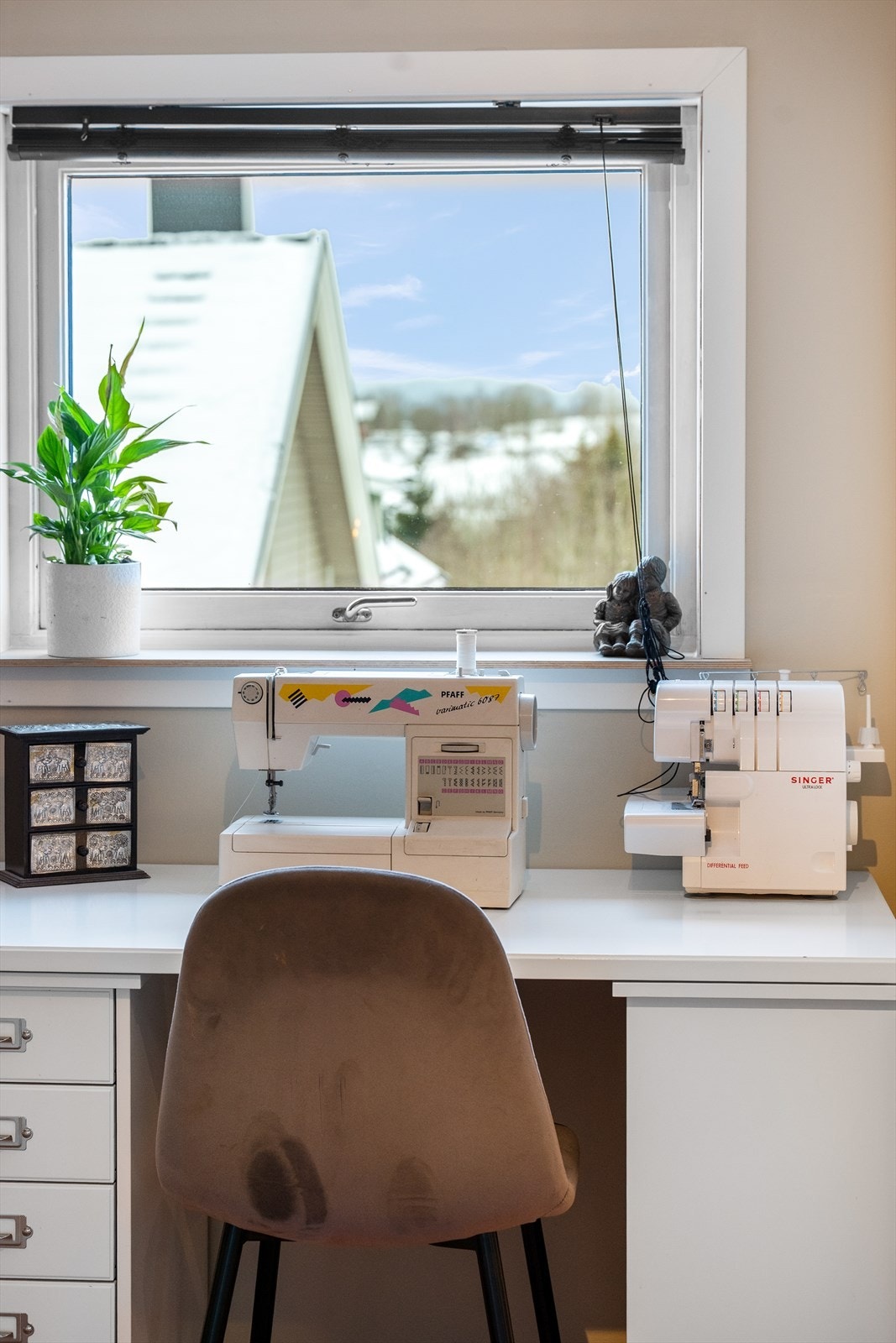 Store vinduer gir godt lysinnslipp til arbeidsområdet. Fin utsikt mot nærområdet. Galleribilde