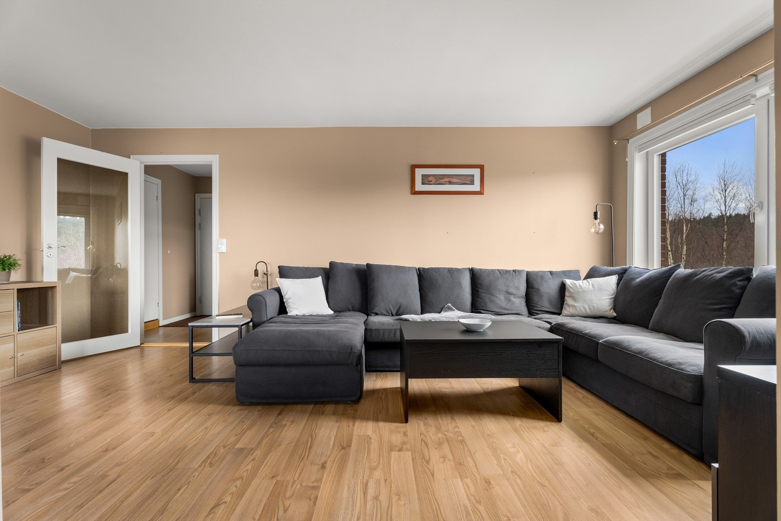 Laminatgulv og malte vegger gir et rent uttrykk i stuen. Galleribilde