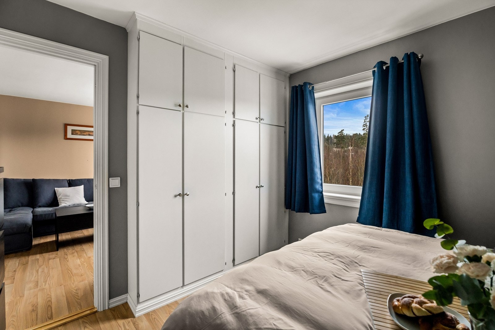 Garderobeløsning gir effektiv oppbevaring i soverommet. Galleribilde